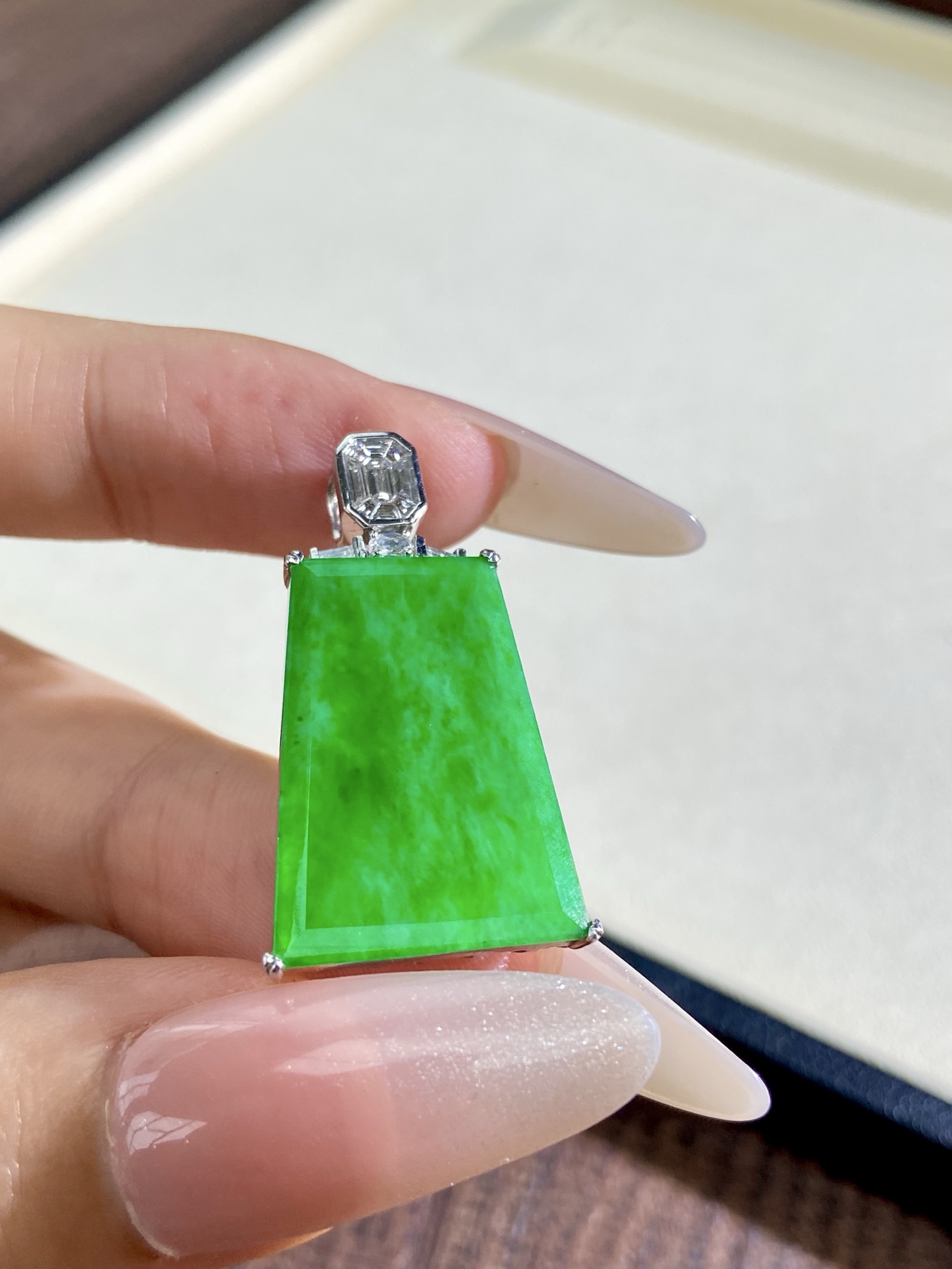 冰种辣绿无事牌吊坠，色浓郁，兼具品质与颜值，越简越，佩戴上身非常显贵气 33.6-19-6.7，裸石 24.4-17.4-1.3mm，无裂
