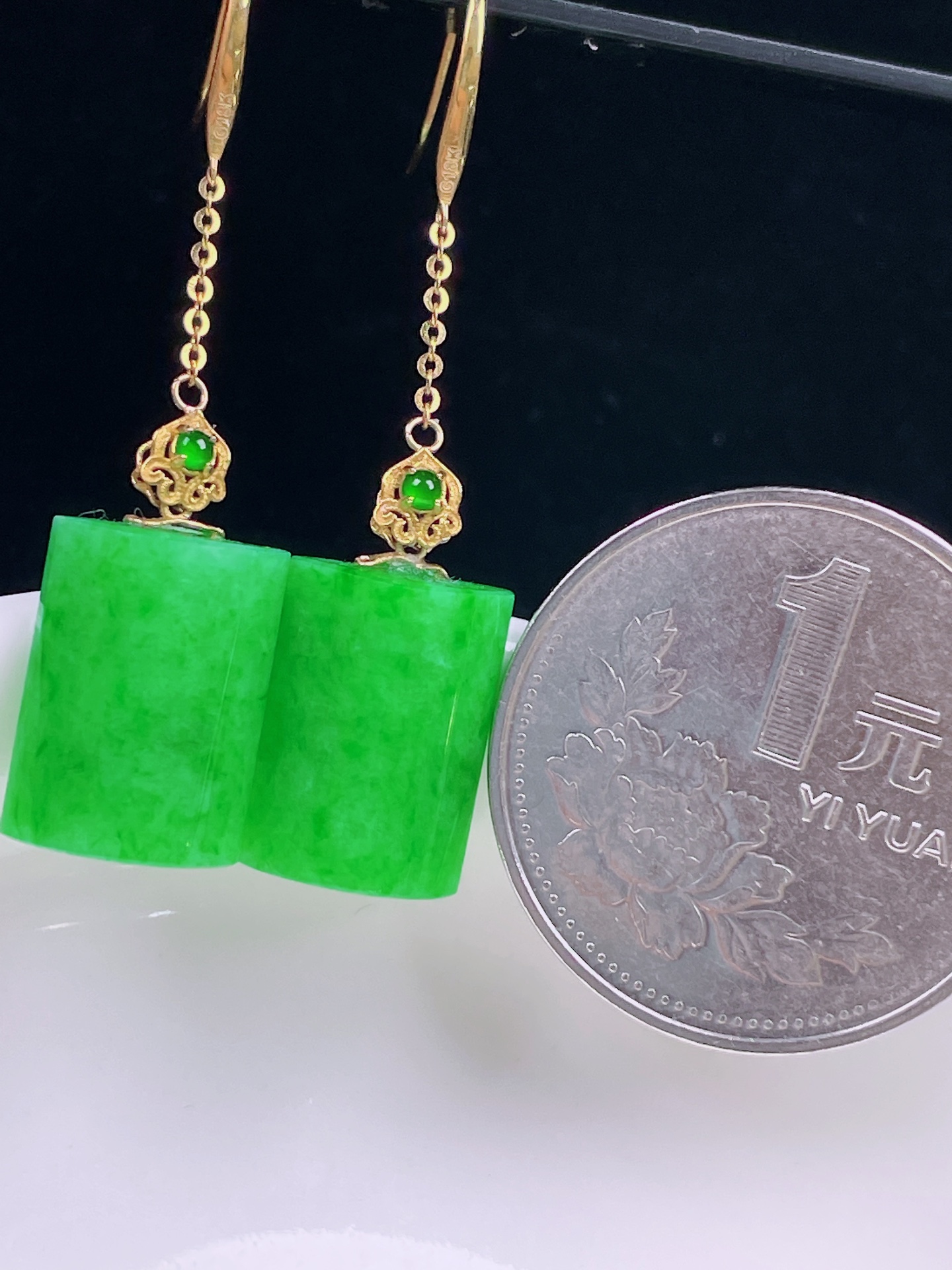 ️辣绿耳坠，老种起光，细底通透，尺寸：40.8裸石13.7/10/4.7mm0701