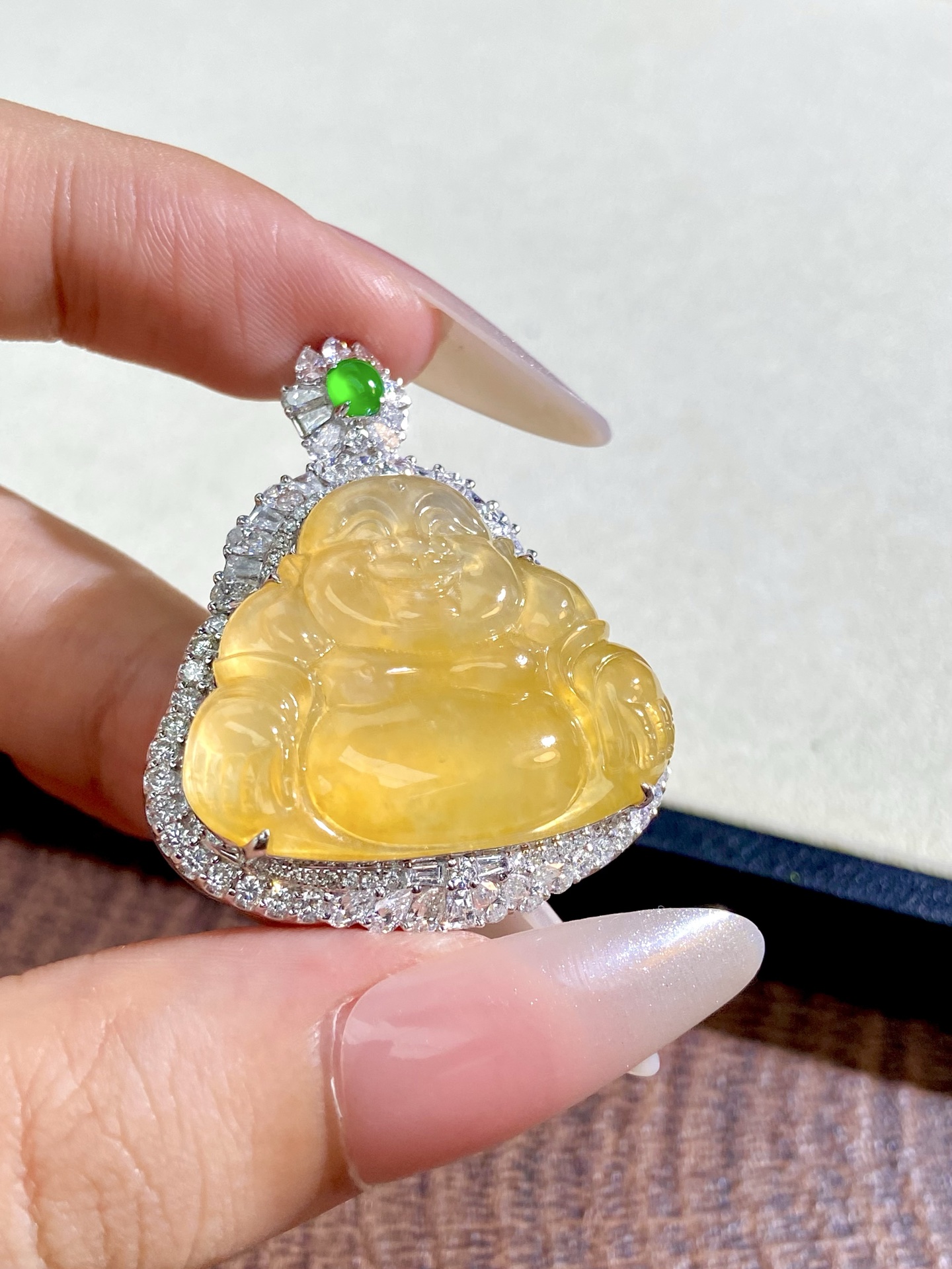 高冰种黄翡佛公吊坠，一步到位的品质，明艳吸晴，黄翡招财还真灵，肚里藏金 又美又贵气 41.3-34.