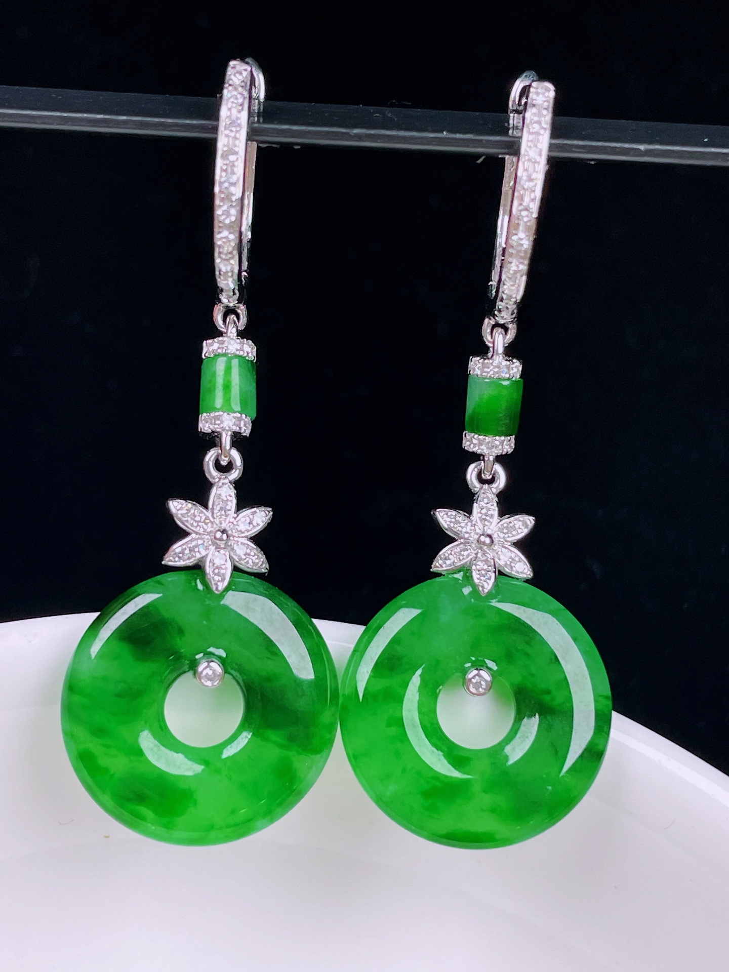 ️辣绿耳坠，老种起光，细底通透，尺寸：30.3裸石13/3.4mm0701