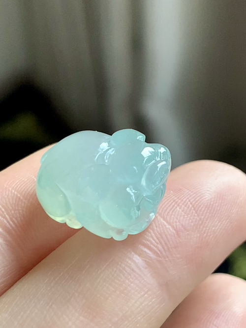 天然翡翠，冰晴小猪，尺寸17.5-11.3-10