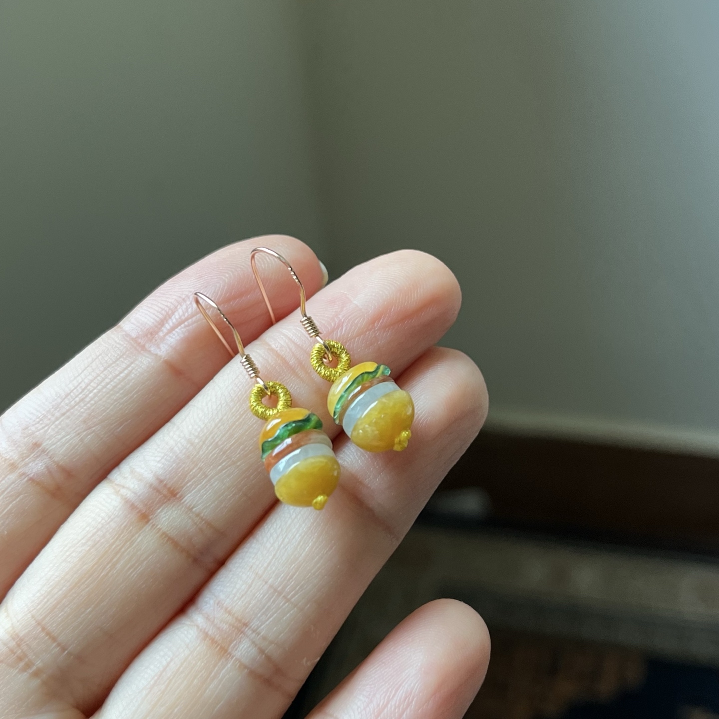 冰黄翡俏色汉堡包耳钩，种水好，颜色丰富，俏色可爱总长30.5，汉堡包尺寸10.6×8.2，送银耳钩