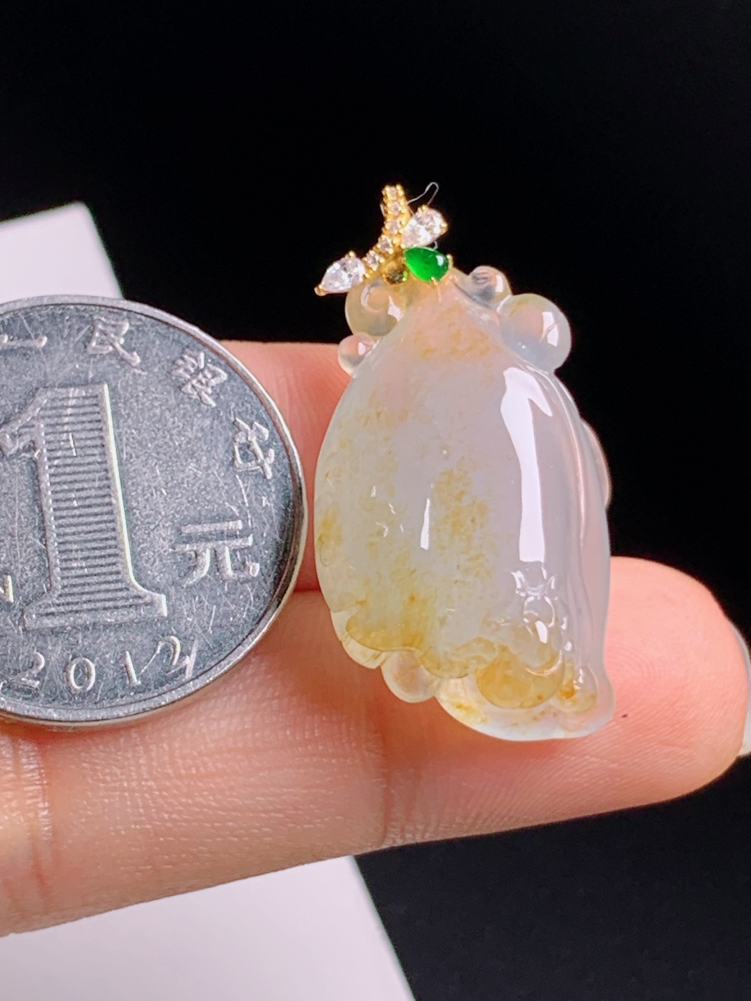 冰黄翡玉兰花吊坠，黄韵柔和雕工细腻，花开富贵温婉雅致