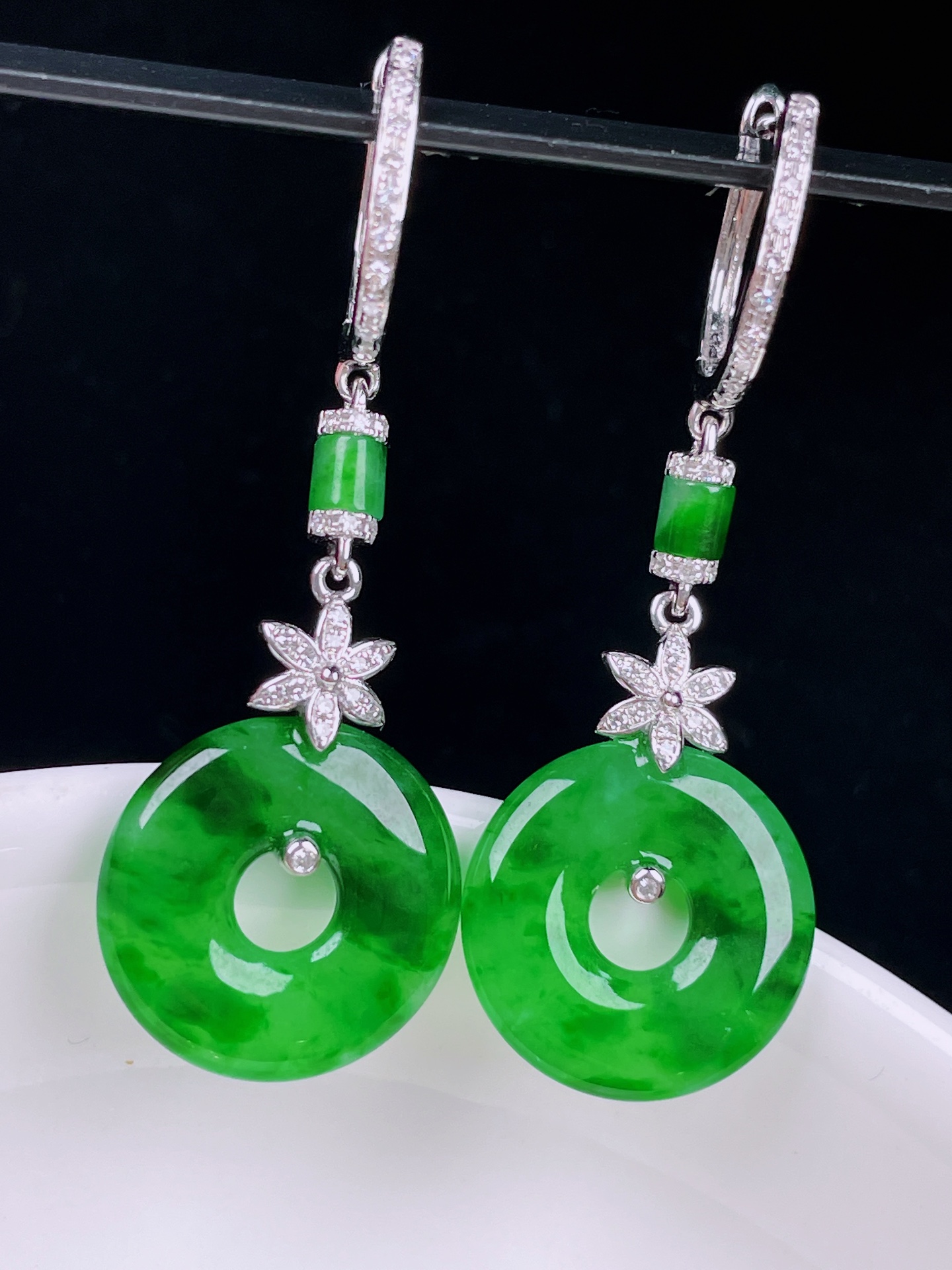 ️辣绿耳坠，老种起光，细底通透，尺寸：30.3裸石13/3.4mm0701