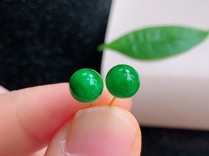 ️ 18K金伴钻满绿珠子耳钉，无裂，尺寸取一6.2mm，包A附证书