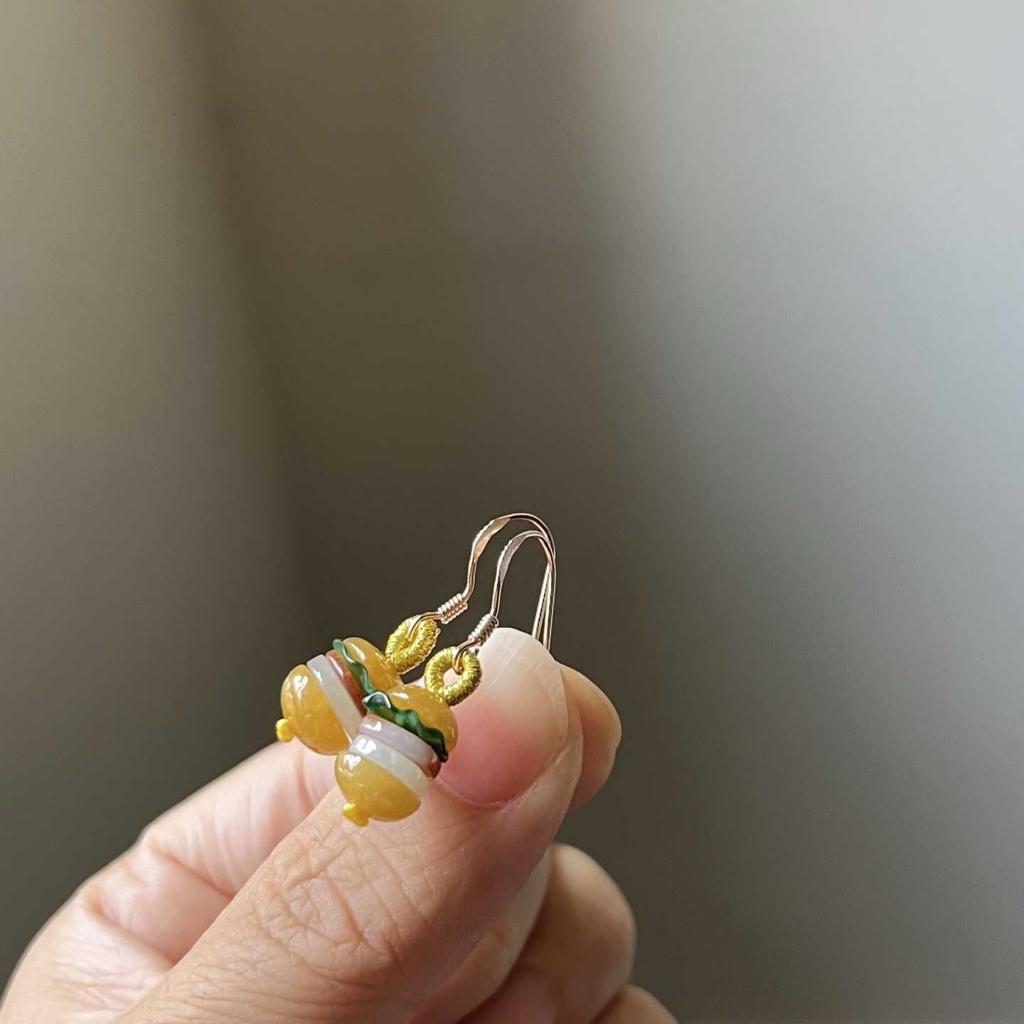 冰黄翡俏色汉堡包耳钩，种水好，颜色丰富，俏色可爱总长30.5，汉堡包尺寸10.6×8.2，送银耳钩
