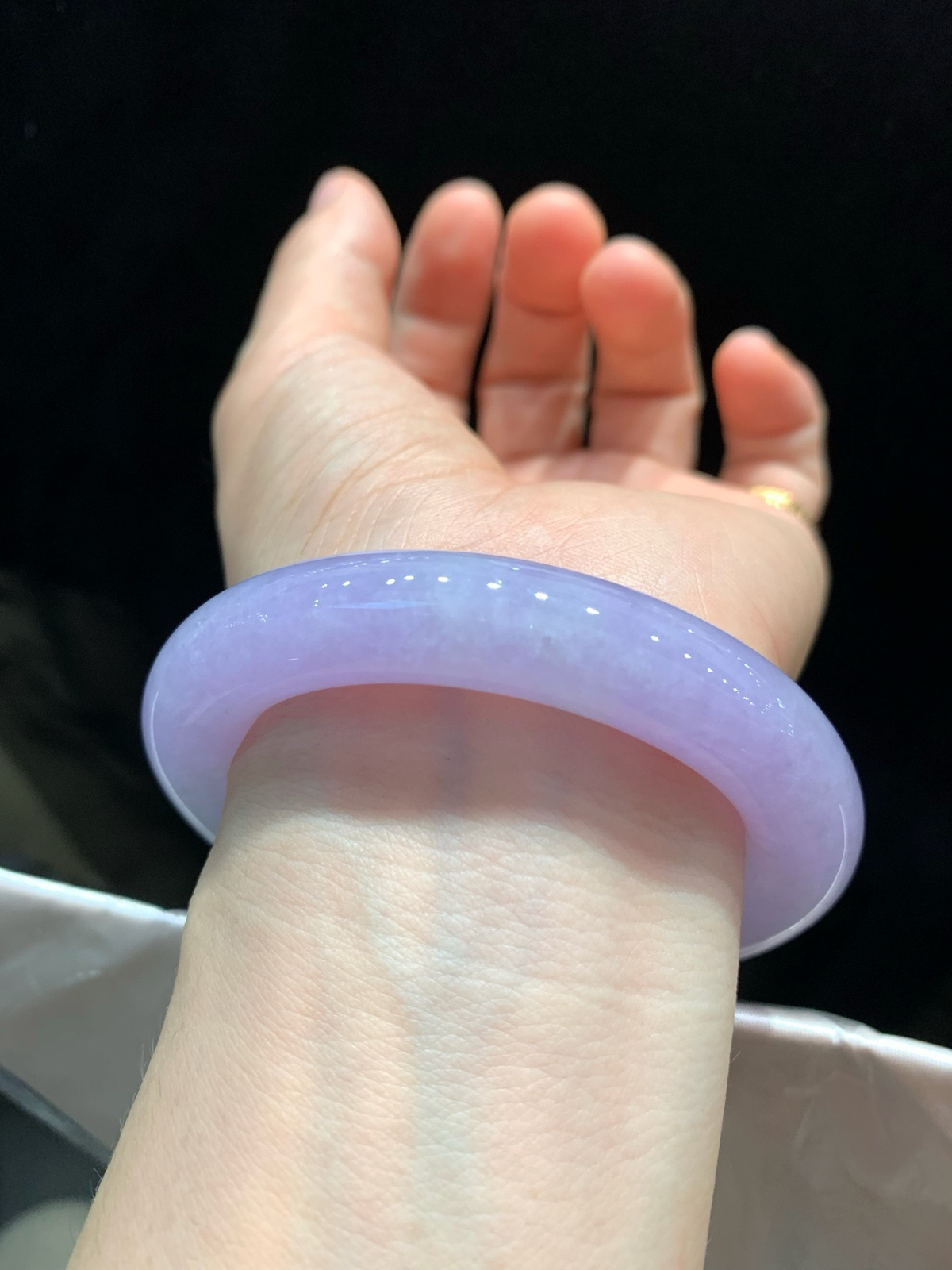 尺寸53.4/11.3，紫罗兰圆条手镯
水润细腻 清新甜美