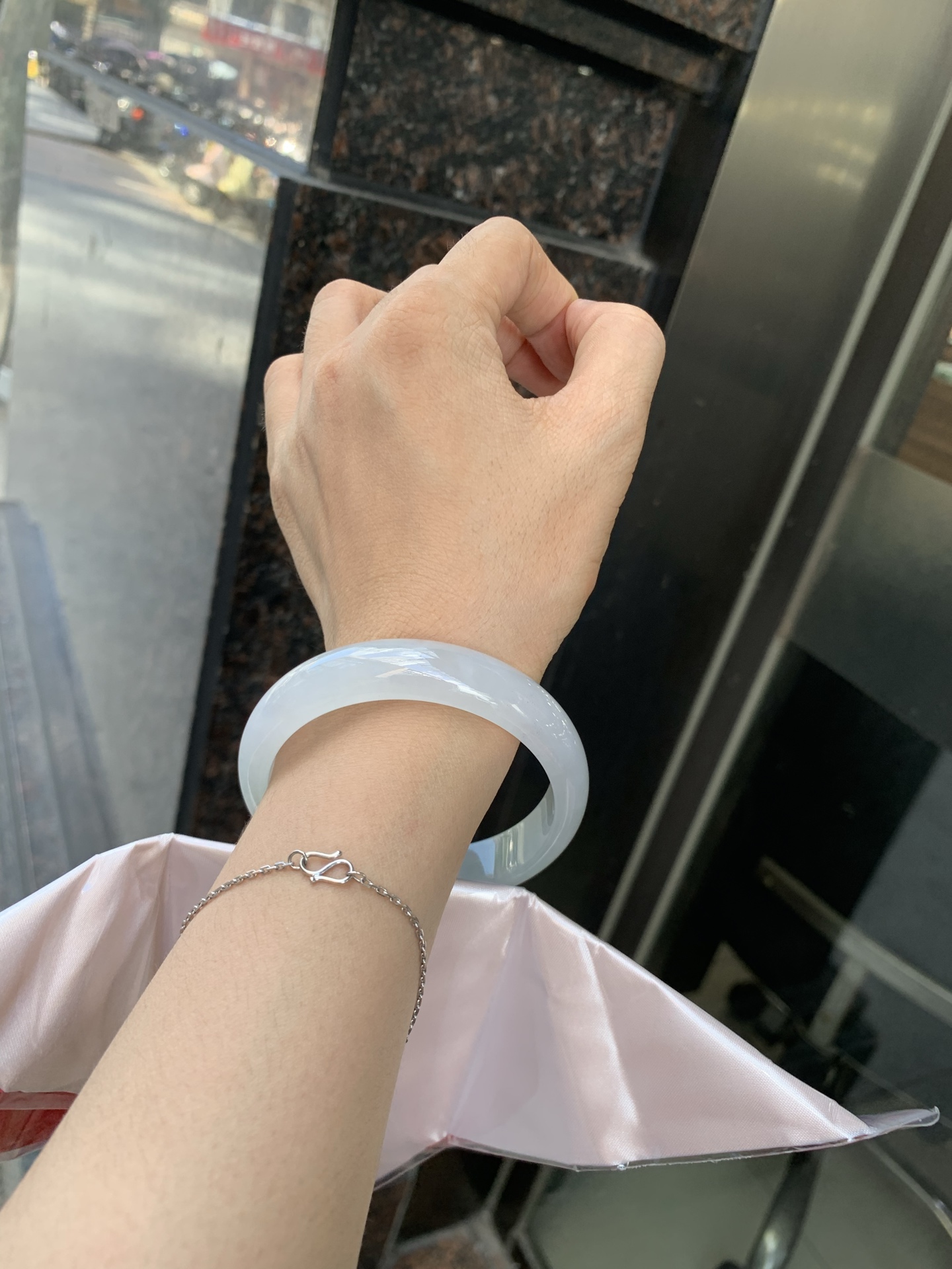 冰飘绿正圈 57.2-6.9-13.4 0702-SJ-129 打灯细纹，底妆冰润细腻，镯面几抹绿花点缀，春风十里不如腕间一抹绿，绿花如春日的嫩草，仙气缭绕，很有意境，古典优雅令人沉醉其中
