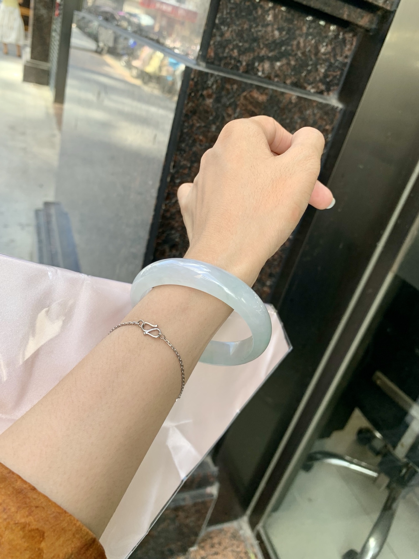 冰飘绿正圈 57.2-6.9-13.4 0702-SJ-129 打灯细纹，底妆冰润细腻，镯面几抹绿花点缀，春风十里不如腕间一抹绿，绿花如春日的嫩草，仙气缭绕，很有意境，古典优雅令人沉醉其中