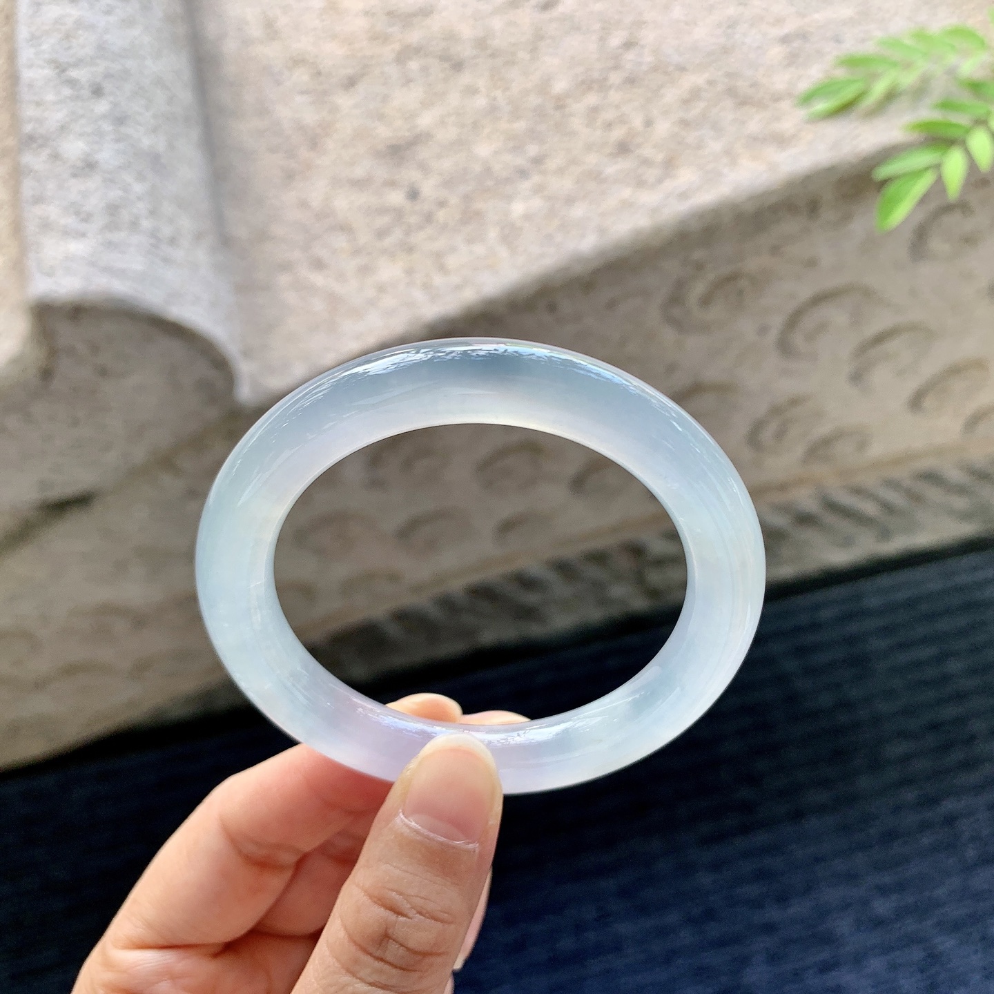 圆条51 52【圈口】52.3/9/9.2【编码】G7070338【描述】冰糯底色，水润，种老，细腻，打灯有絮线