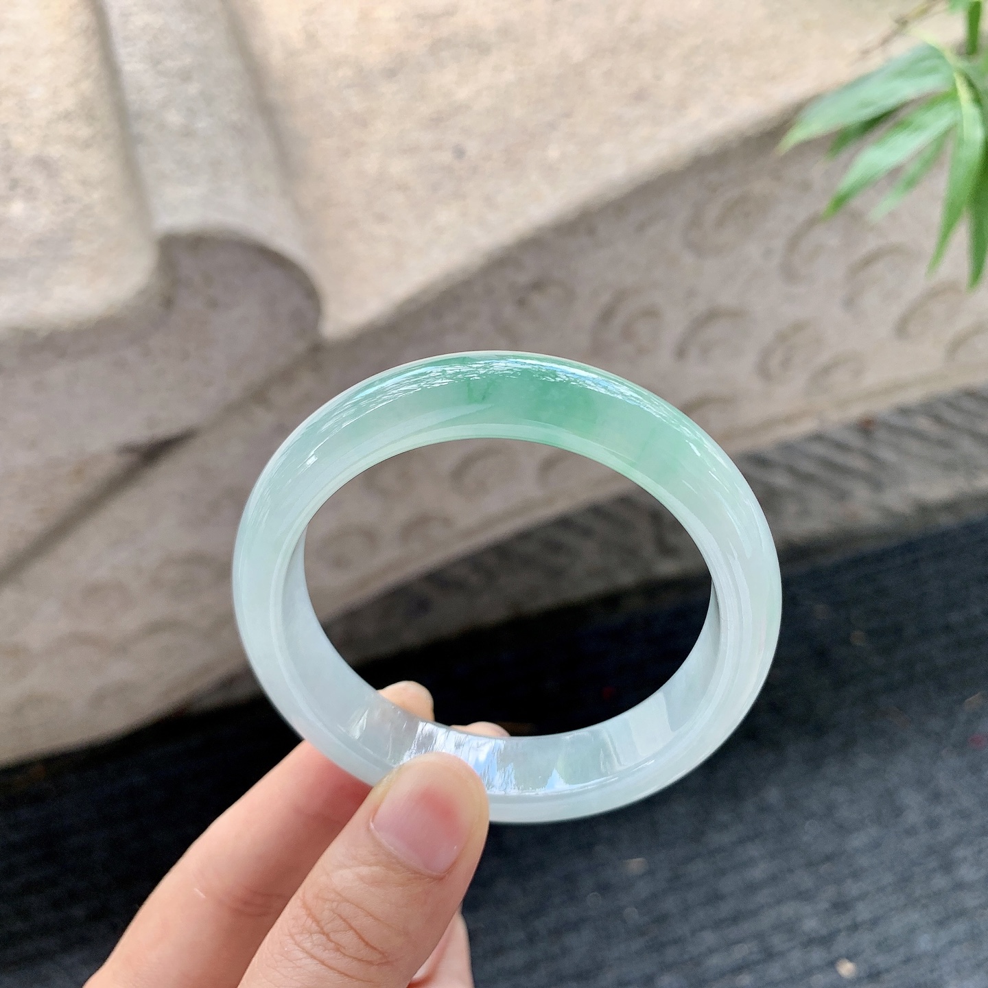 正圈53 54【圈口】54.5/13/8【编码】Q7062321【描述】冰糯飘绿，水润，种老，细腻，打灯有絮线