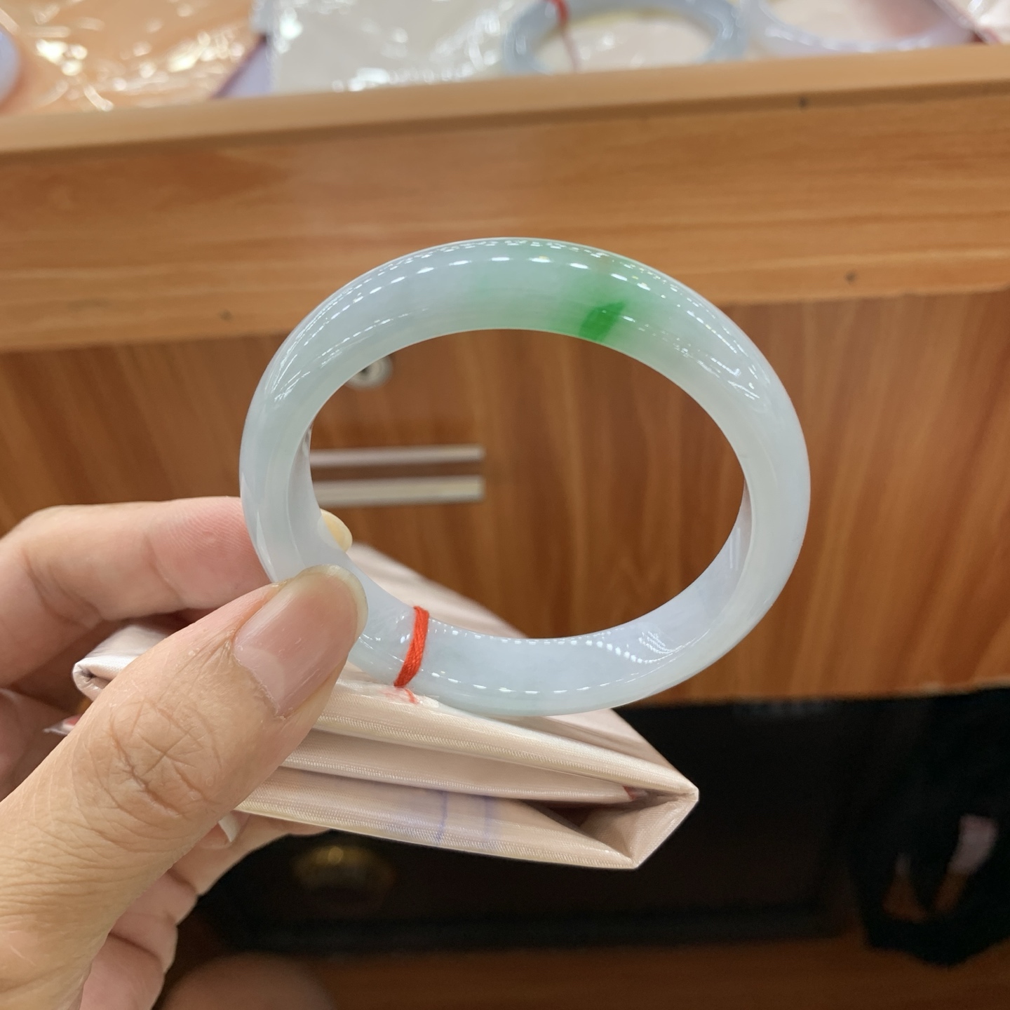 070110FN 飘绿正圈翡翠手镯 54-11.5-7.2