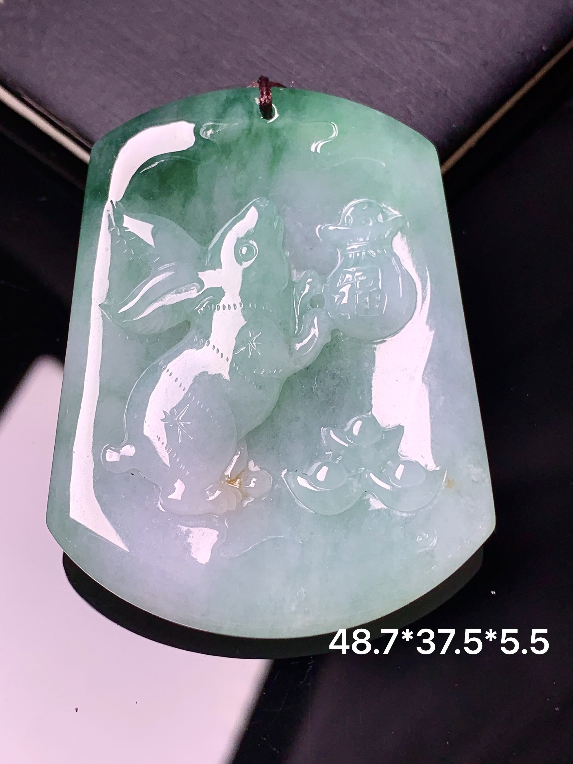 飘绿生肖兔吊坠 玉质细腻 色泽艳丽清新 整体尺寸48.7*37.5*5.5 b2