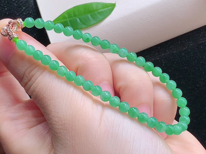 冰绿手串，尺寸取一4.3mm，包A附证书