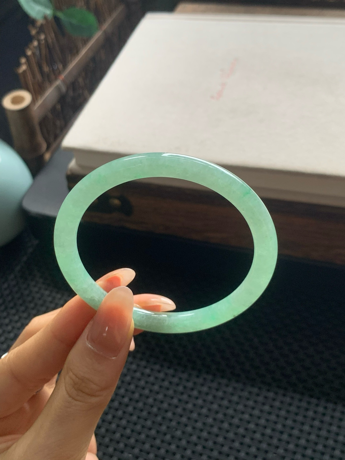 54圈口甜绿扁圆条手镯