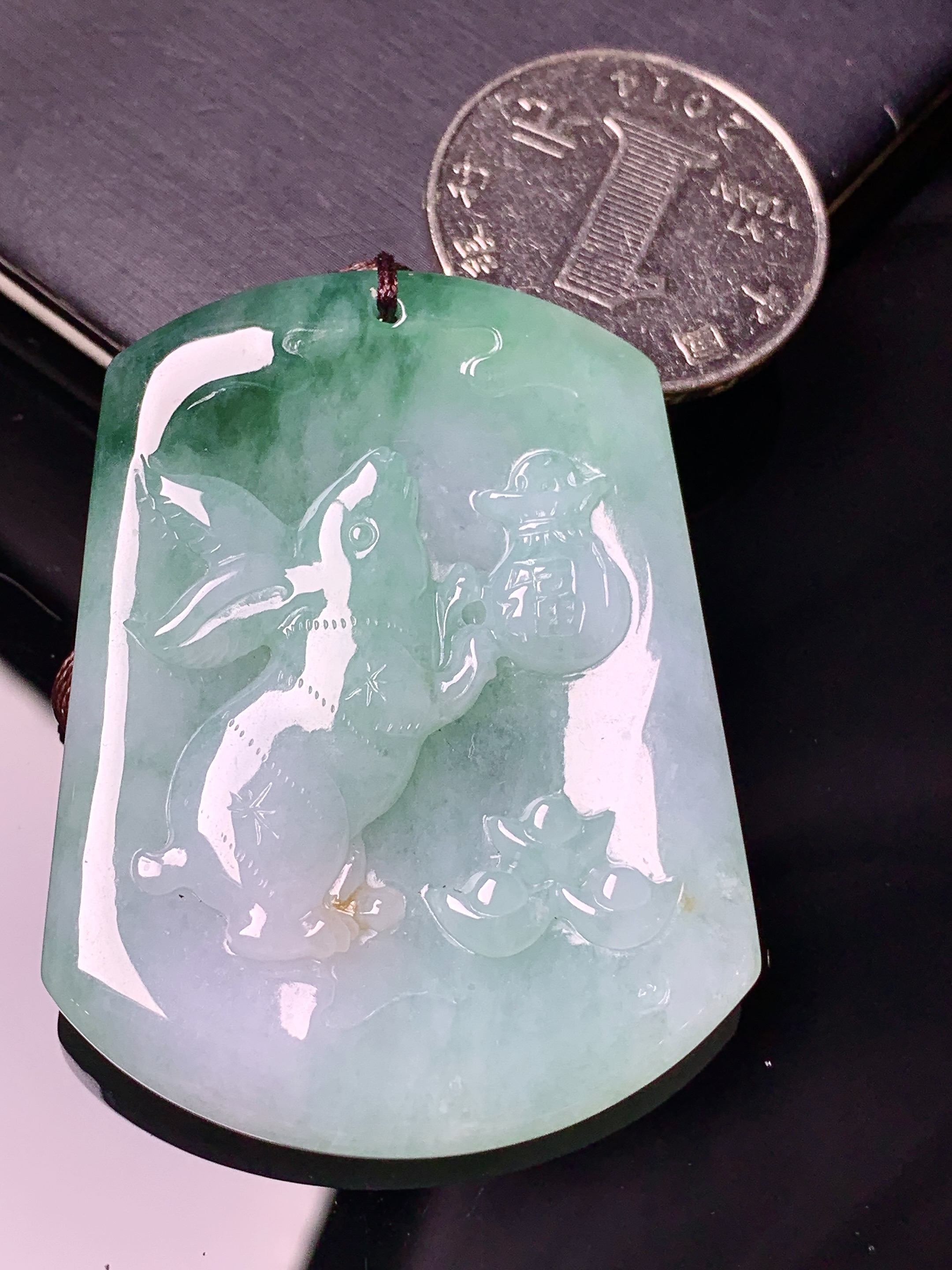 飘绿生肖兔吊坠 玉质细腻 色泽艳丽清新 整体尺寸48.7*37.5*5.5 b2