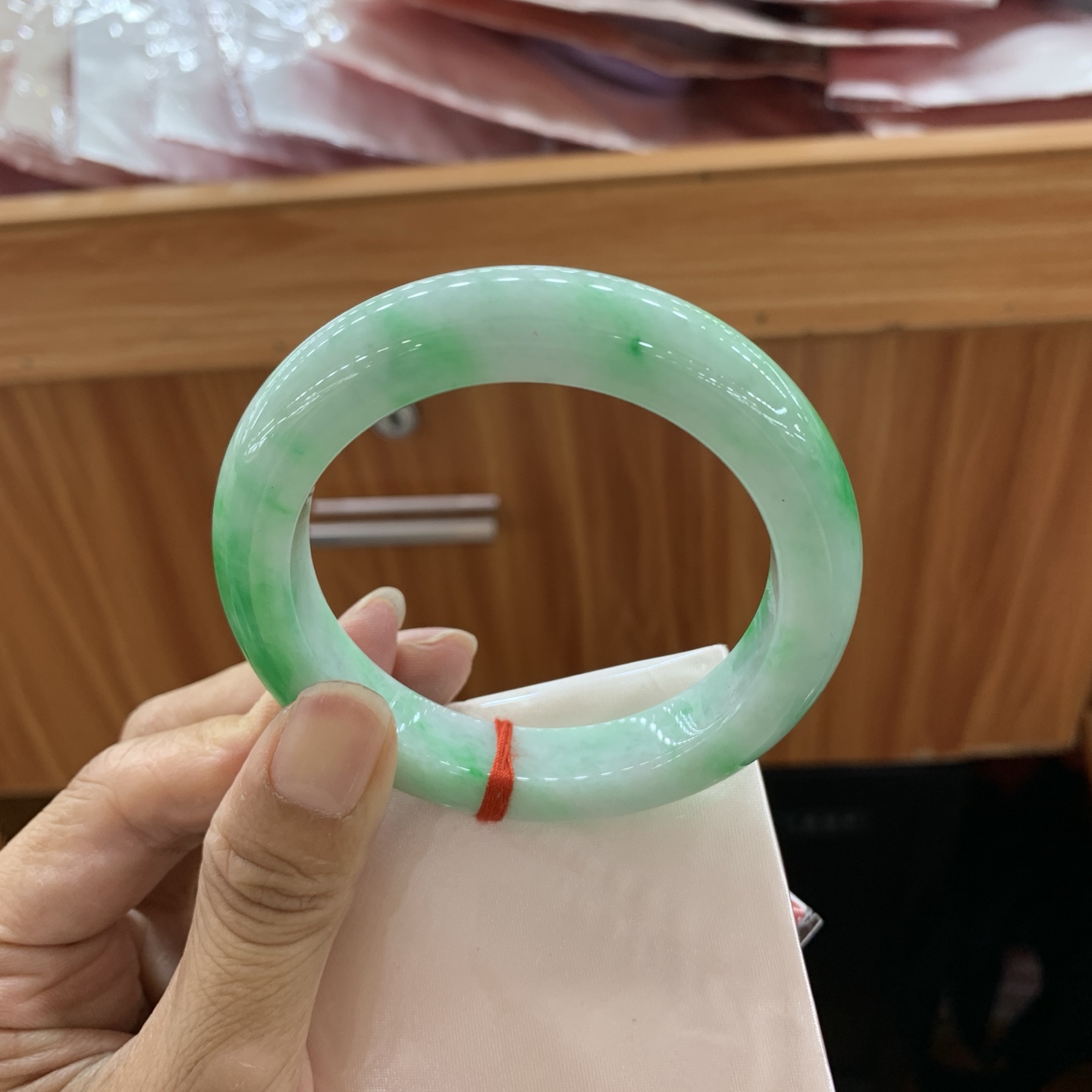 070144LJ 阳绿正圈翡翠手镯 55.7-11.6-10.7
