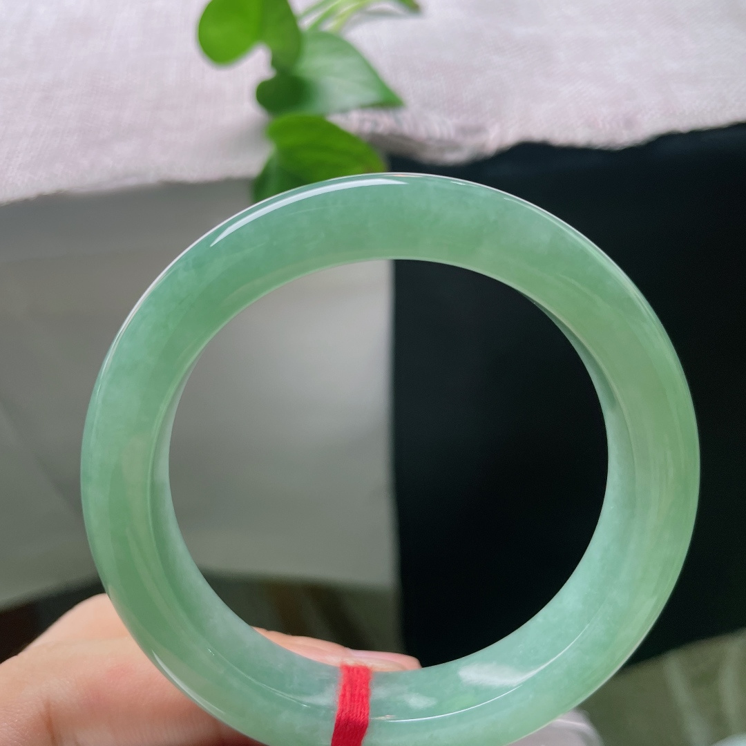 55/11.8/9.4，满绿正圈，翠色满裹镯身，玉质通透水润，细腻种质漾着温润水光，腕间一戴，便是清