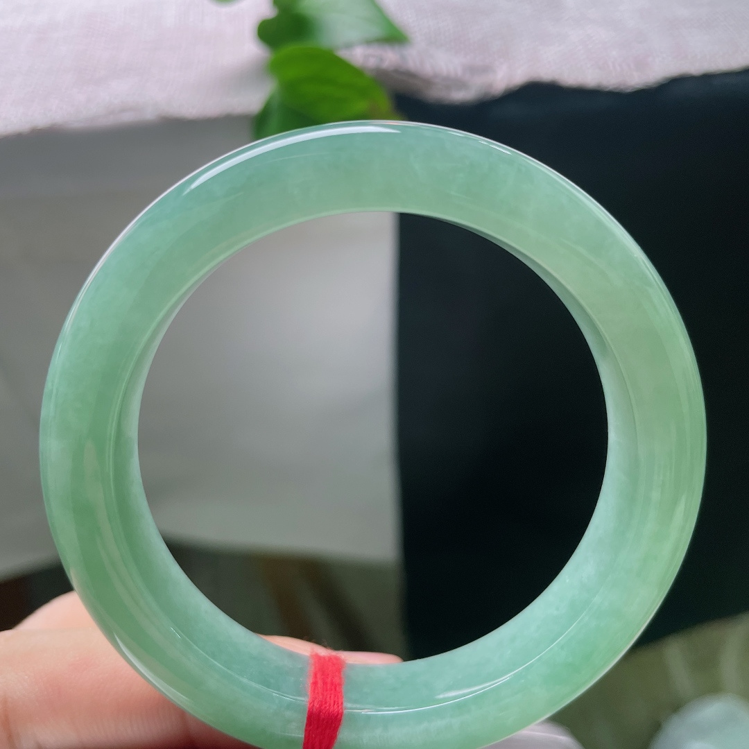 55/11.8/9.4，满绿正圈，翠色满裹镯身，玉质通透水润，细腻种质漾着温润水光，腕间一戴，便是清浅舒缓的东方温柔。无裂，-ss55040a