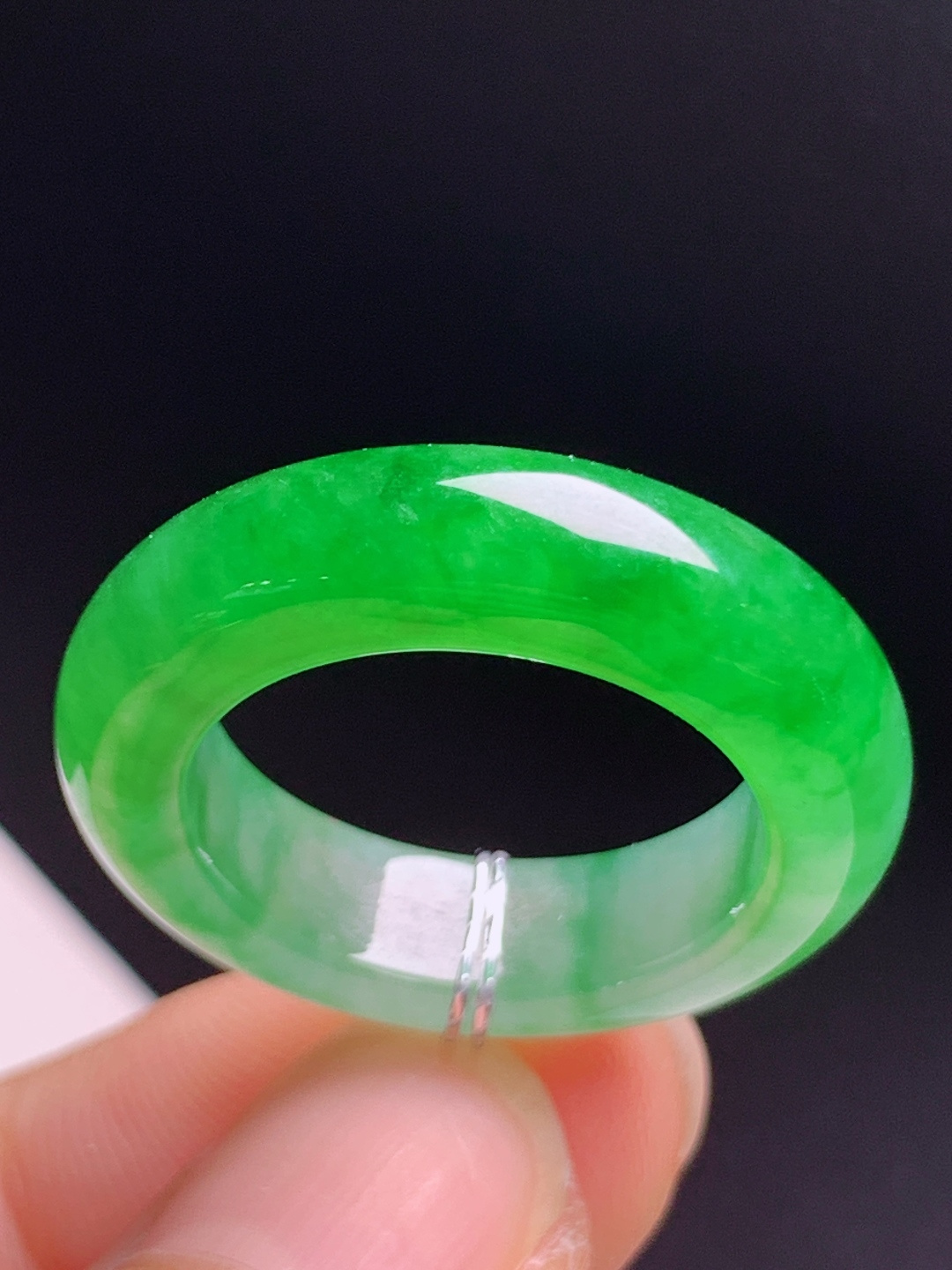 ️  正阳绿指环戒圈，色浓水足通透起光，圈口圆润无裂