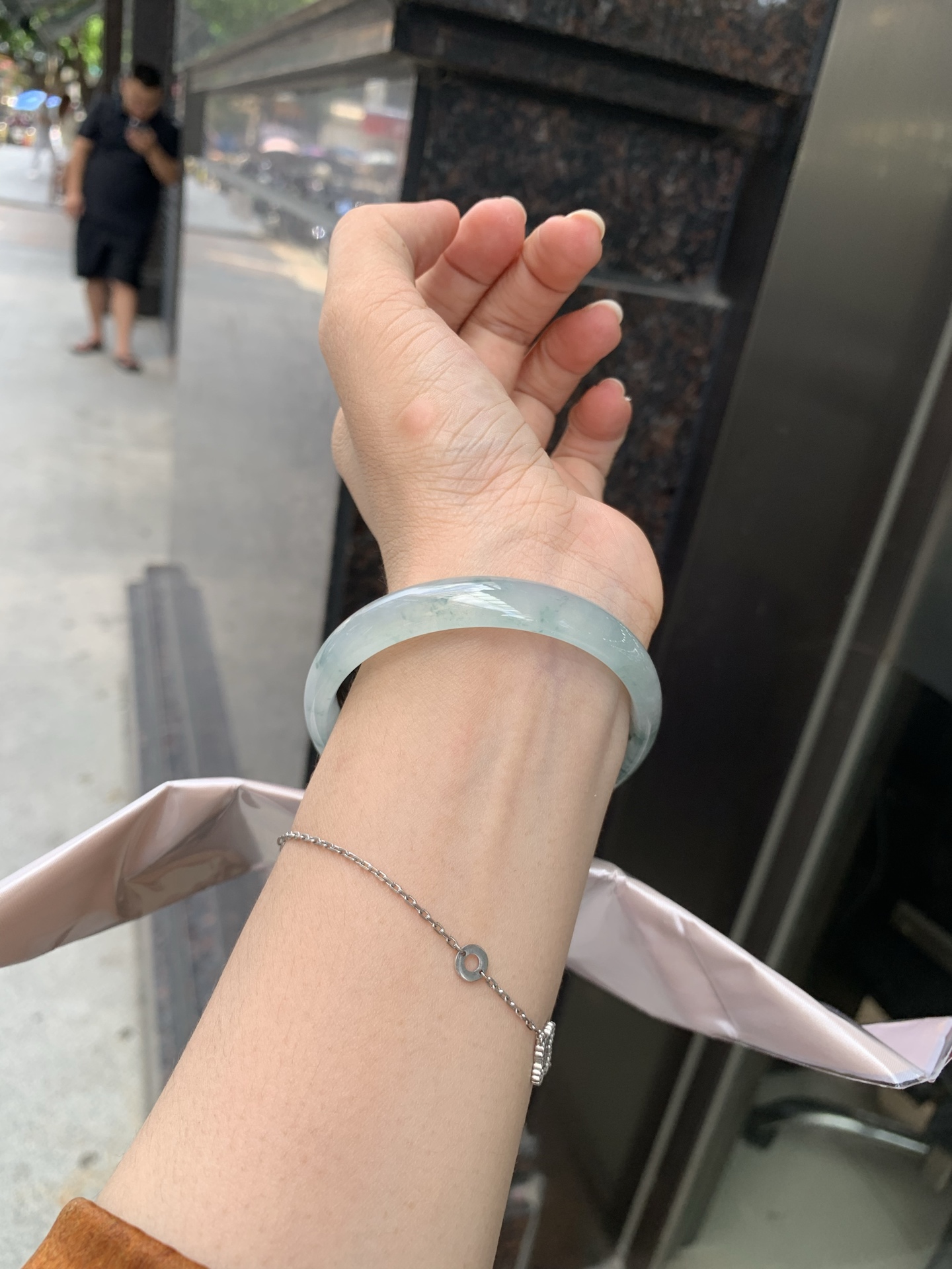 冰飘花正圈 55.5-5.2-10.7 0702-HN1124 打灯细纹，底妆冰透胶润，冰底中开出了朵朵兰花，飘花灵动飘逸，勾勒出一幅唯美诗意的山水意境画，古典优雅又秀气