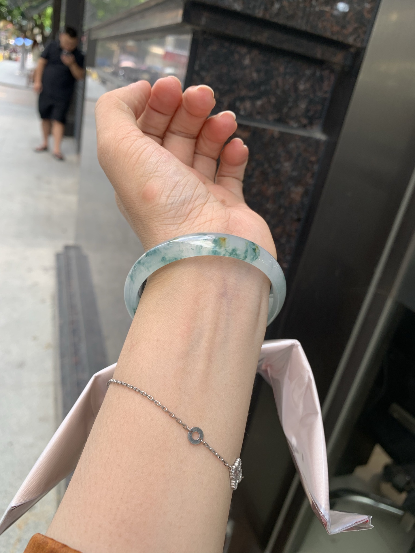 冰飘花正圈 55.5-5.2-10.7 0702-HN1124 打灯细纹，底妆冰透胶润，冰底中开出了朵朵兰花，飘花灵动飘逸，勾勒出一幅唯美诗意的山水意境画，古典优雅又秀气