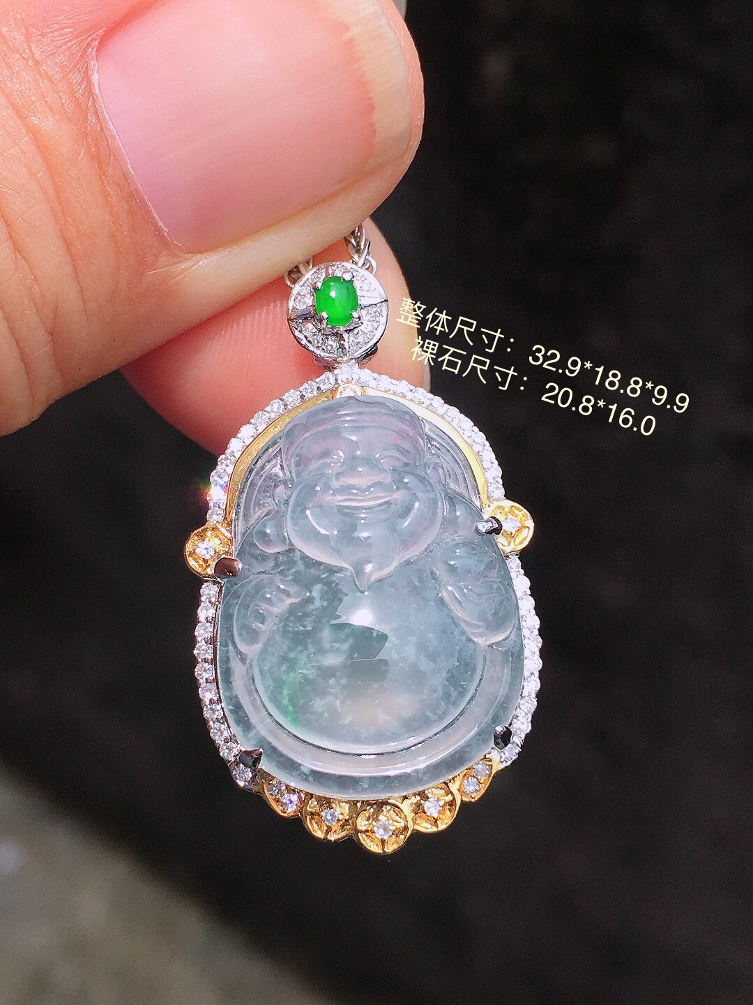 冰种【财神爷】吊坠，玉质细腻，荧光感超
强，饱满圆润，简单大方，尽显优雅气质，18k
金豪华镶嵌