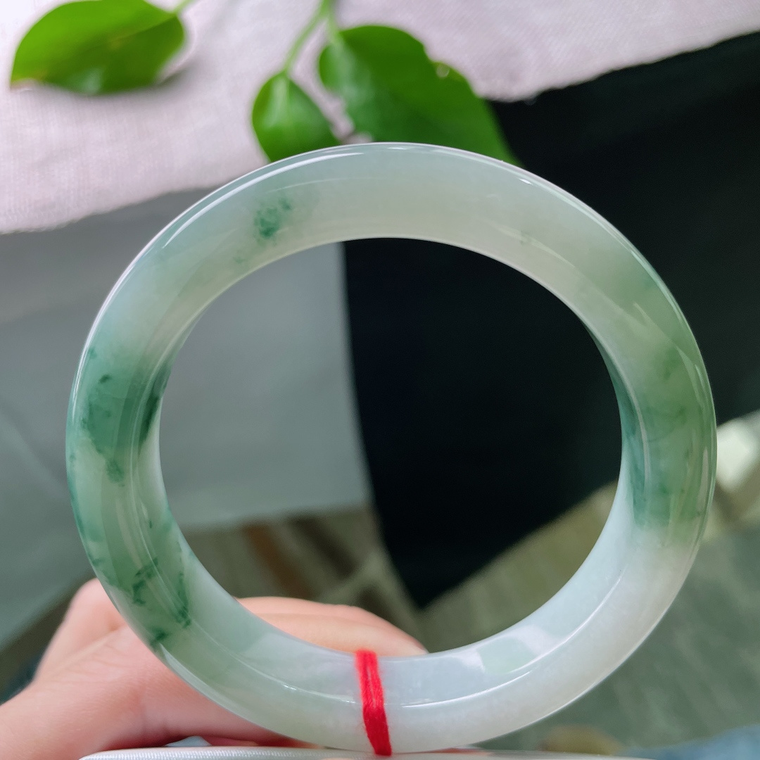 飘花正圈，种老水足，花色灵动，上手温柔显贵，通勤约会都撑场面。有纹，ss53639a