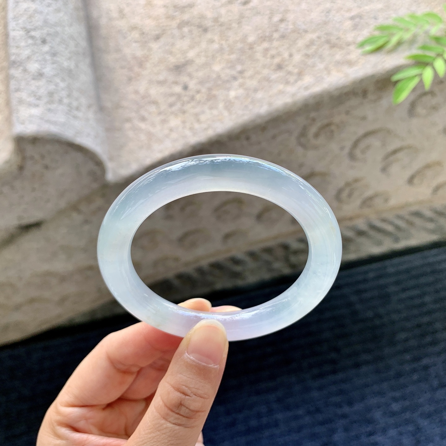 圆条51 52【圈口】52.3/9/9.2【编码】G7070338【描述】冰糯底色，水润，种老，细腻，打灯有絮线