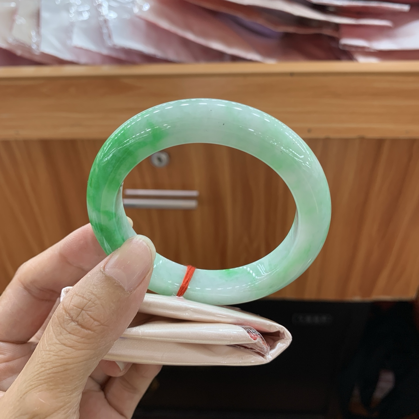 070144LJ 阳绿正圈翡翠手镯 55.7-11.6-10.7