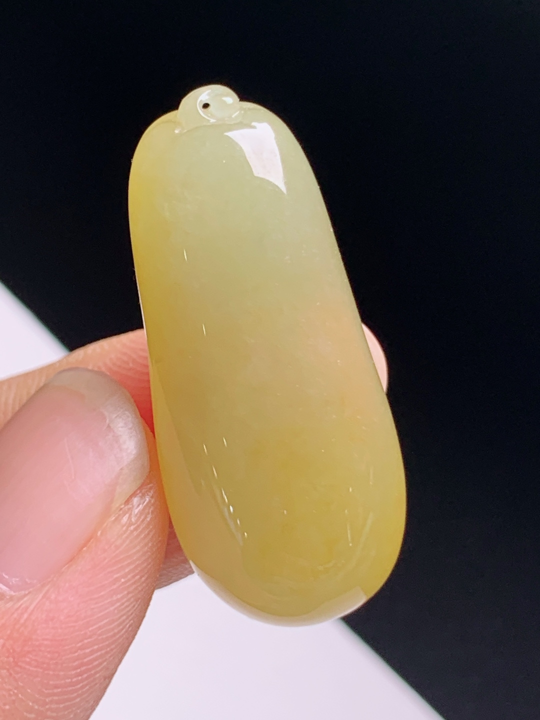 满色黄翡福瓜，色泽均匀油润细腻，福气绵延饱满圆润