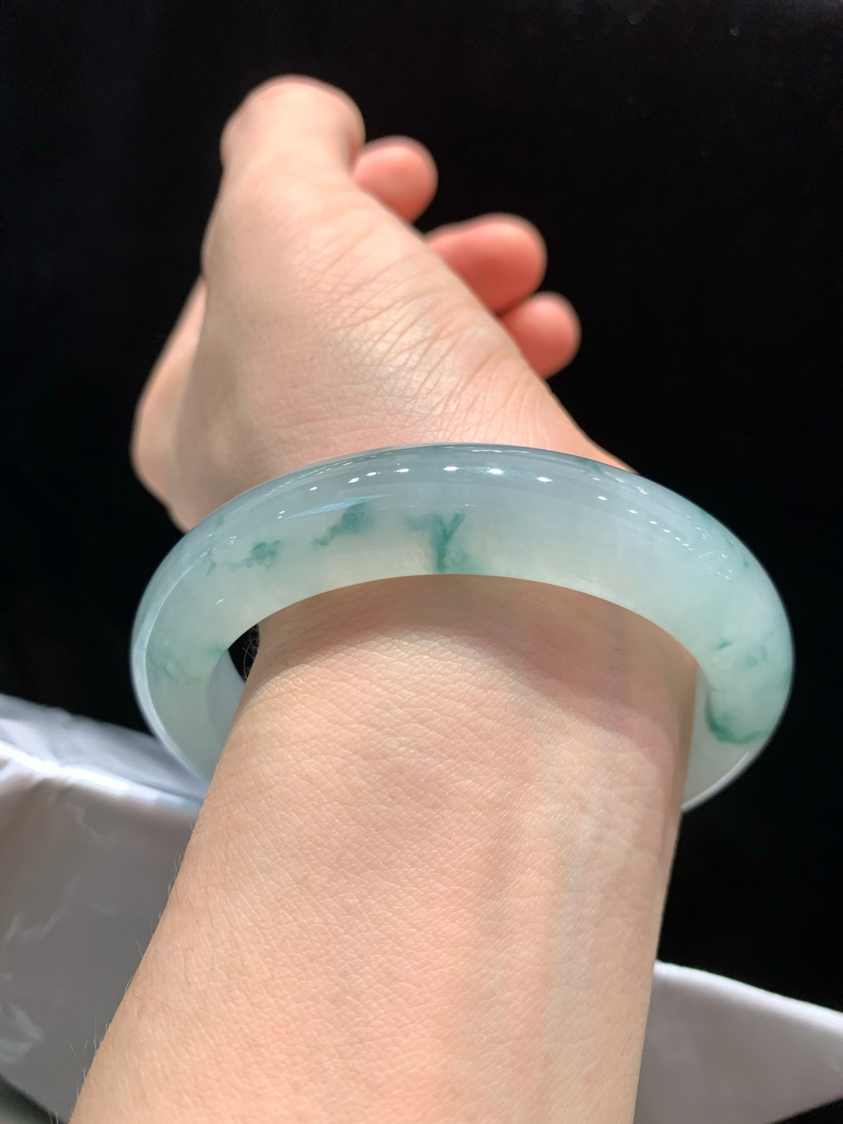 尺寸56.6/12.6/9.4，冰飘花手镯
冰透水润细腻 清新甜美