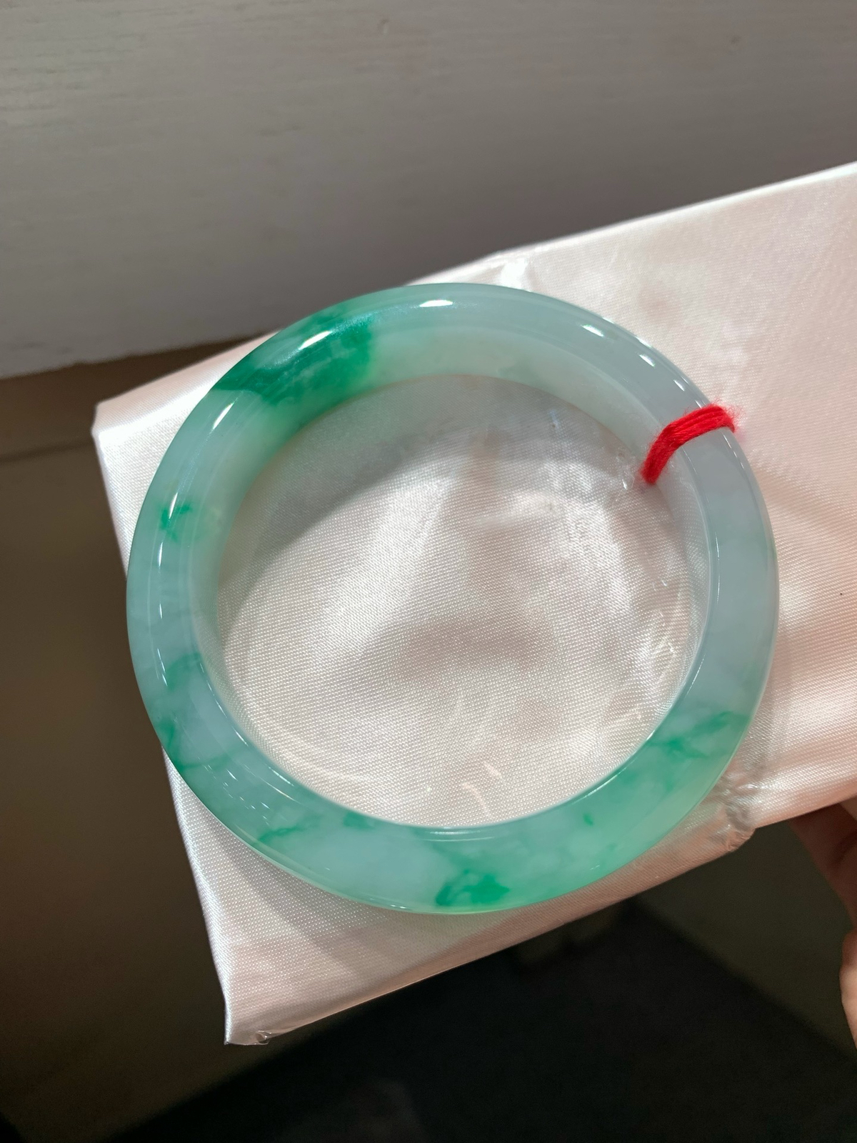 尺寸58.7/13.3/9.2，带色手镯
水润细腻 清新甜美