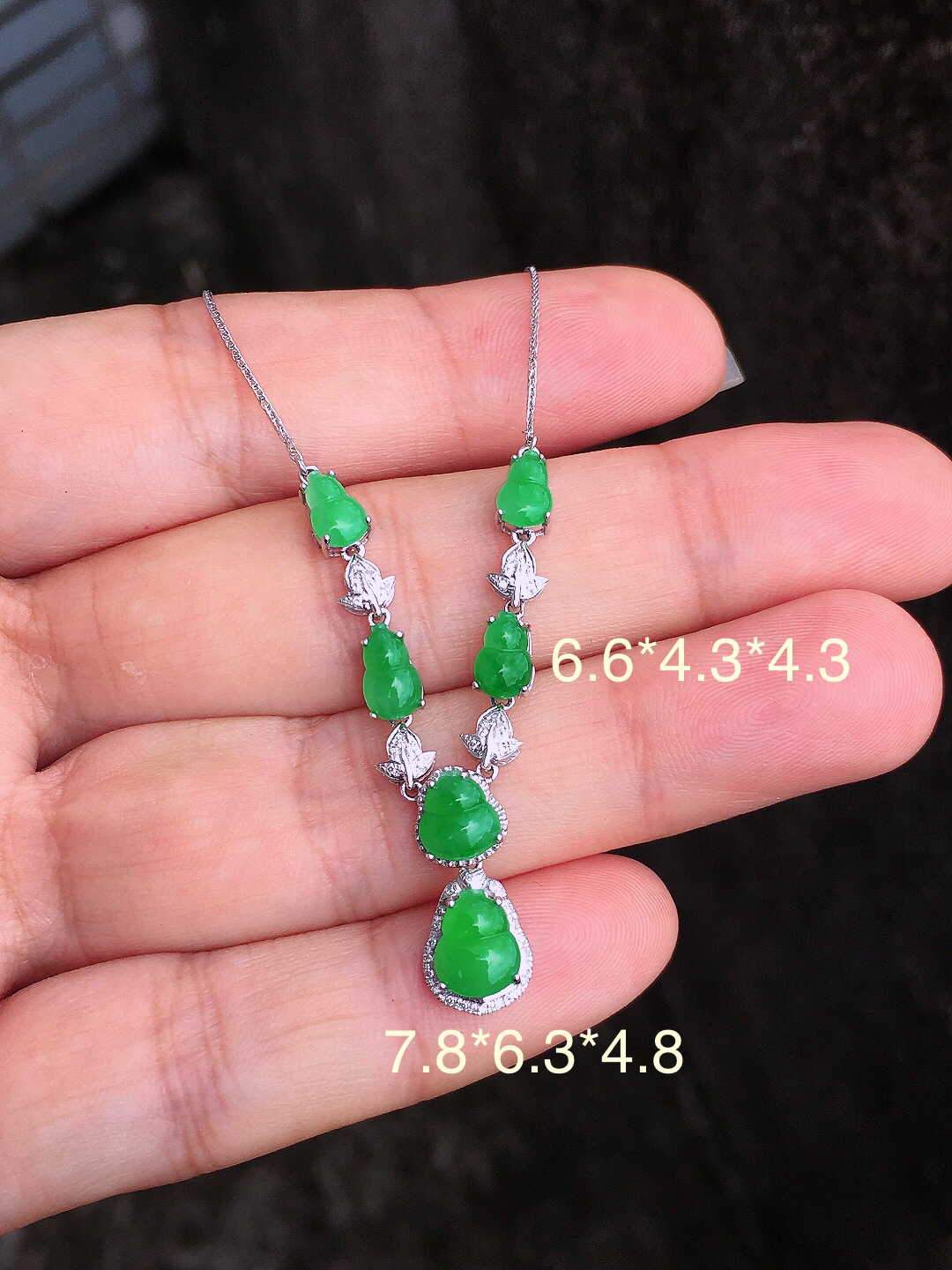 阳绿葫芦锁骨链，色泽均匀艳丽，玉质细腻，荧光感超
强，饱满圆润，简单大方，尽显优雅气质，18k
金豪华镶嵌