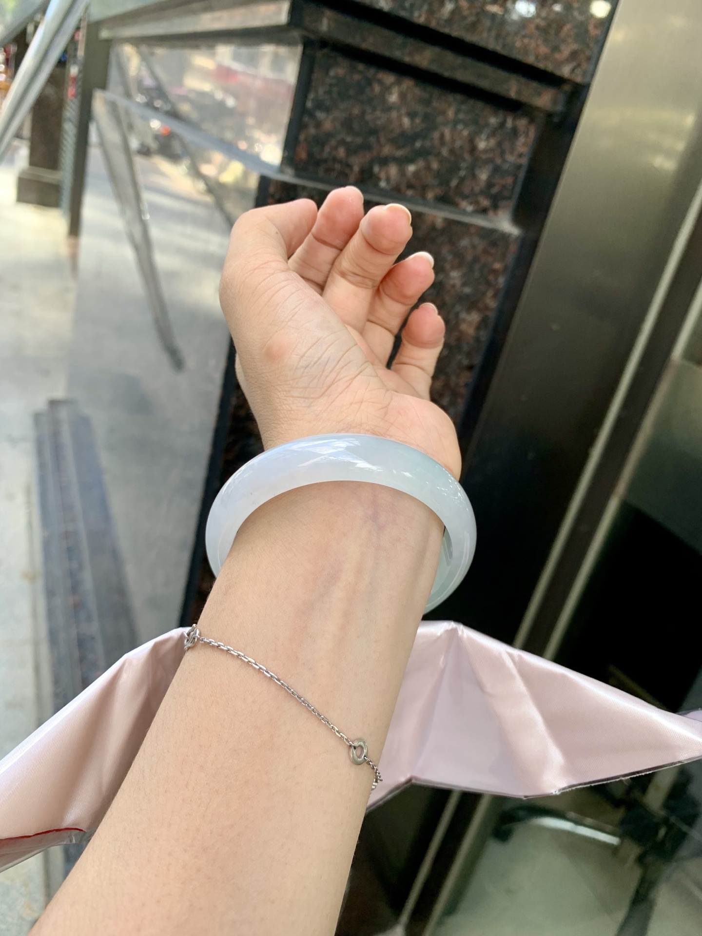 冰飘绿正圈 57.2-6.9-13.4 0702-SJ-129 打灯细纹，底妆冰润细腻，镯面几抹绿花点缀，春风十里不如腕间一抹绿，绿花如春日的嫩草，仙气缭绕，很有意境，古典优雅令人沉醉其中