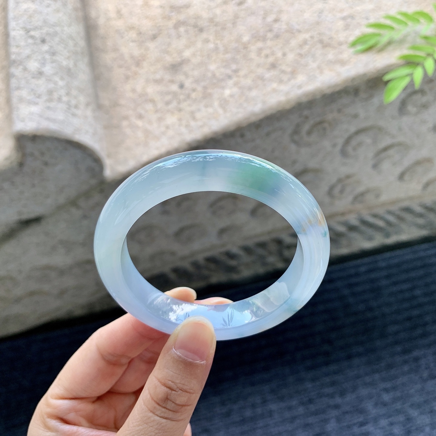 正圈53 54【圈口】53.6/12/8.8【编码】X070343【描述】糯冰椿彩，水润，种老，细腻，无裂