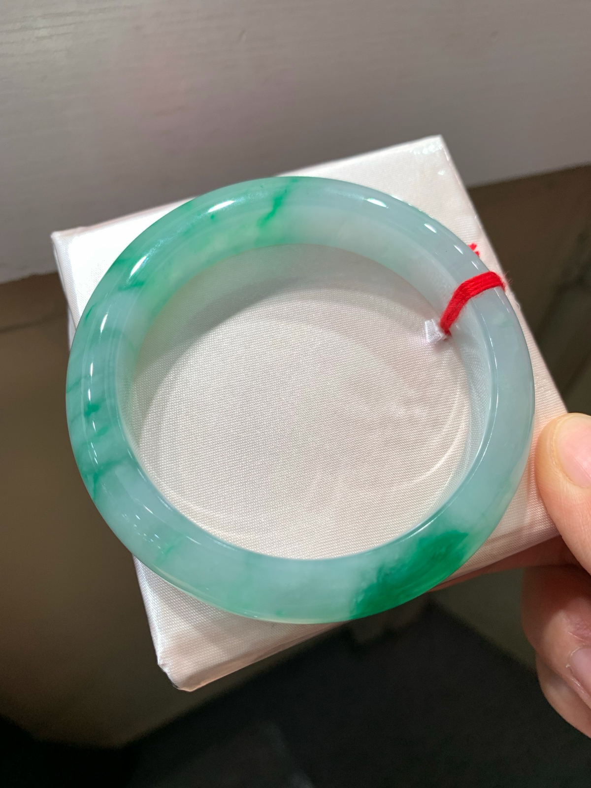 尺寸58.7/13.3/9.2，带色手镯
水润细腻 清新甜美