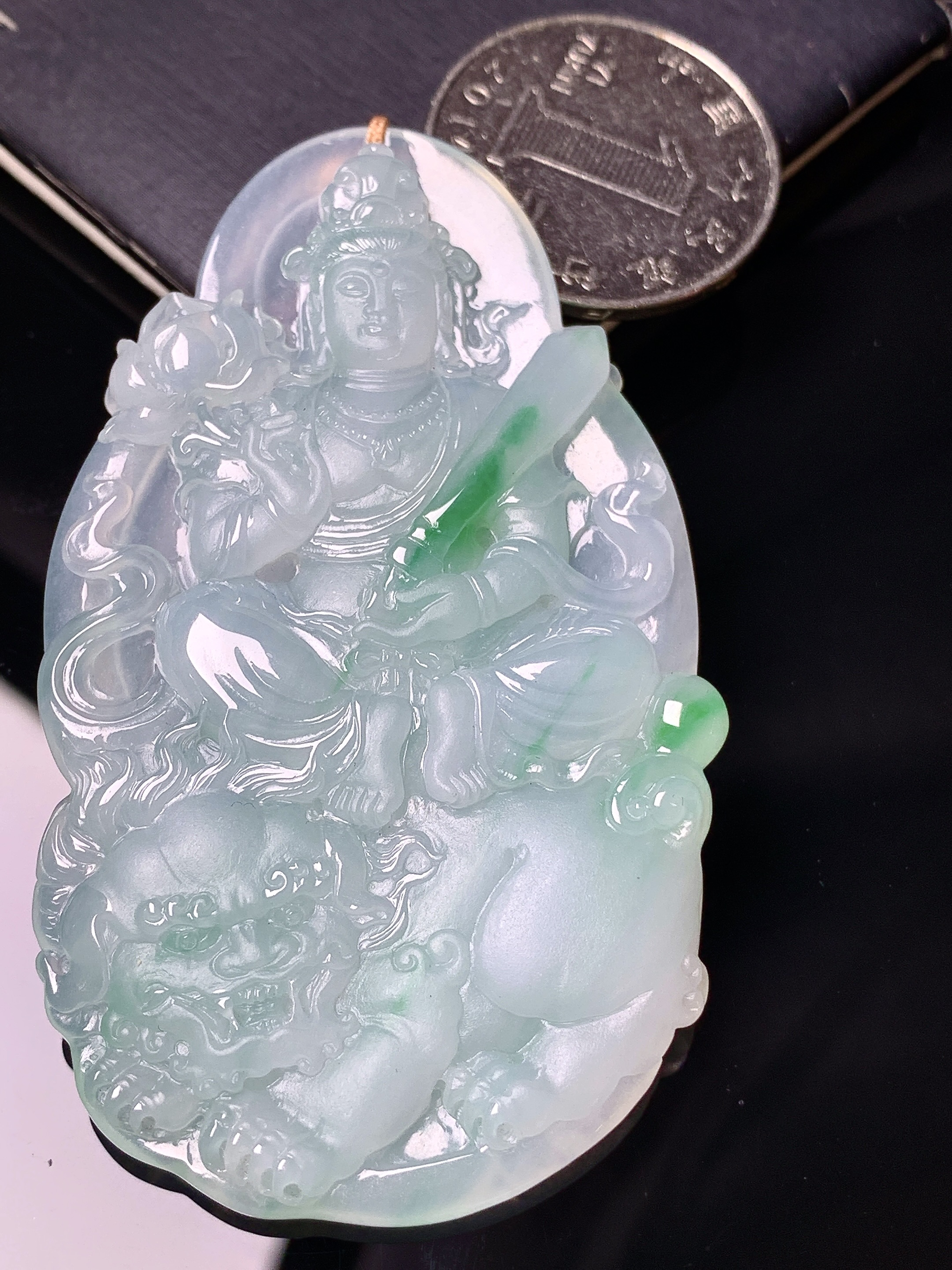飘绿文殊观音菩萨吊坠 玉质细腻 色泽艳丽清新 整体尺寸68.2*39.5*5.6 b2