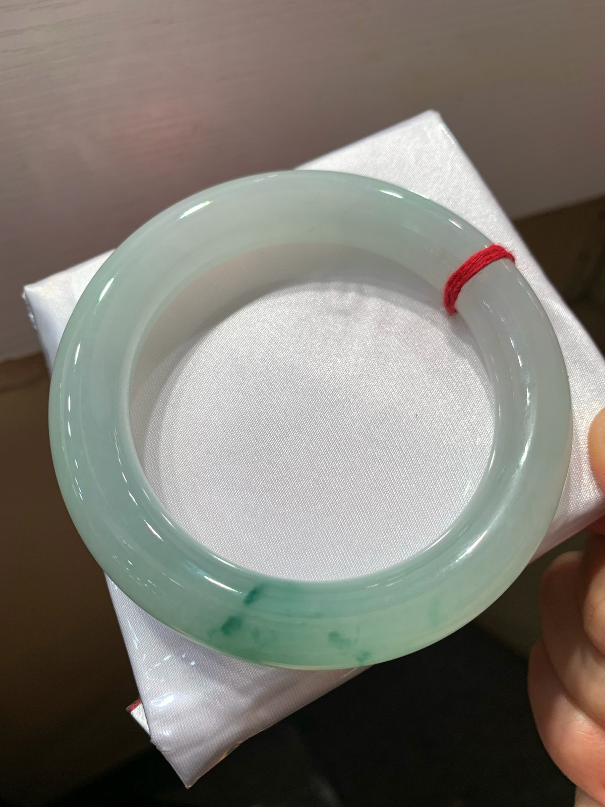 尺寸56.1/11.6，飘花圆条手镯
水润细腻 种老