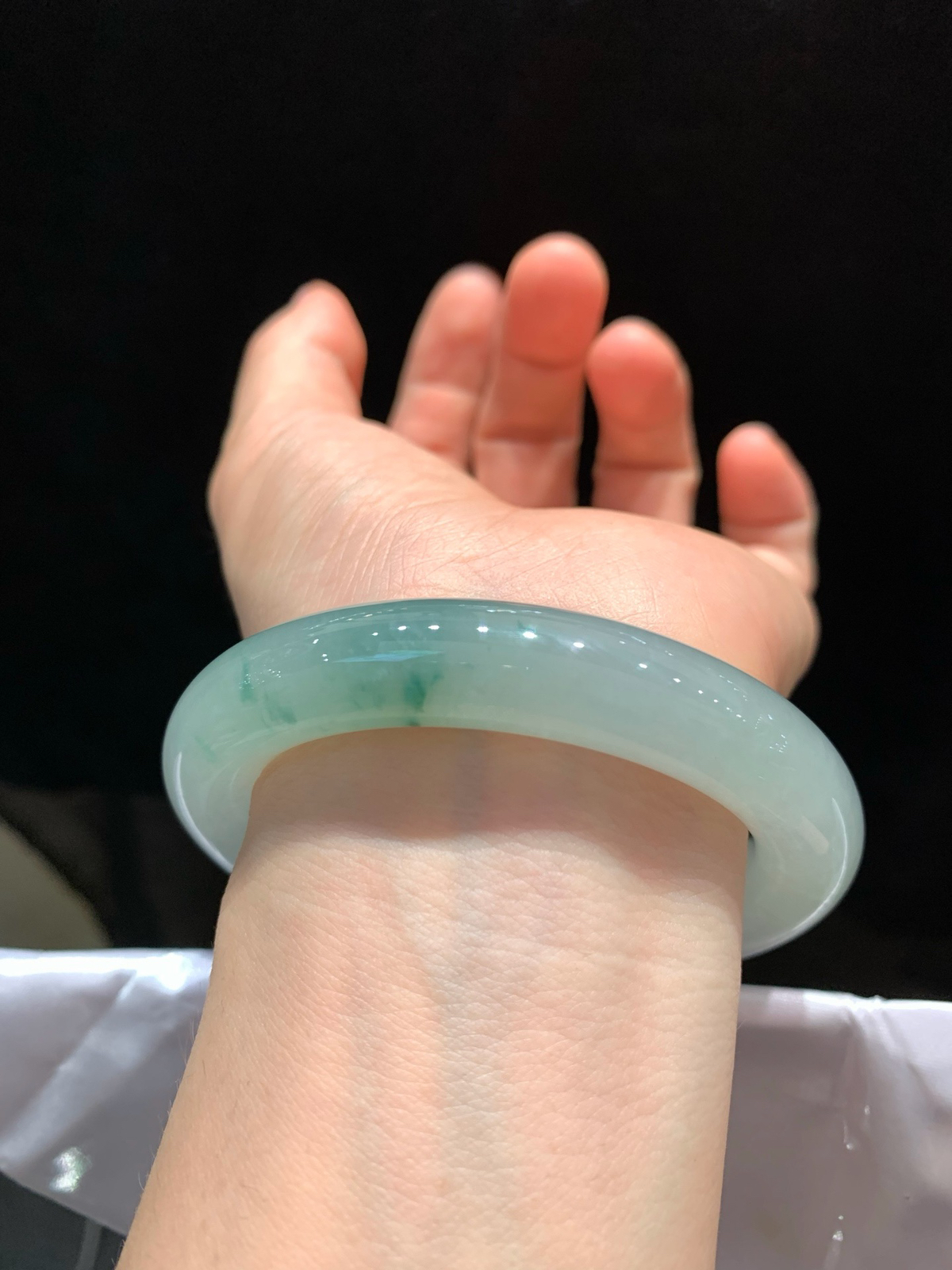 尺寸56.1/11.6，飘花圆条手镯
水润细腻 种老