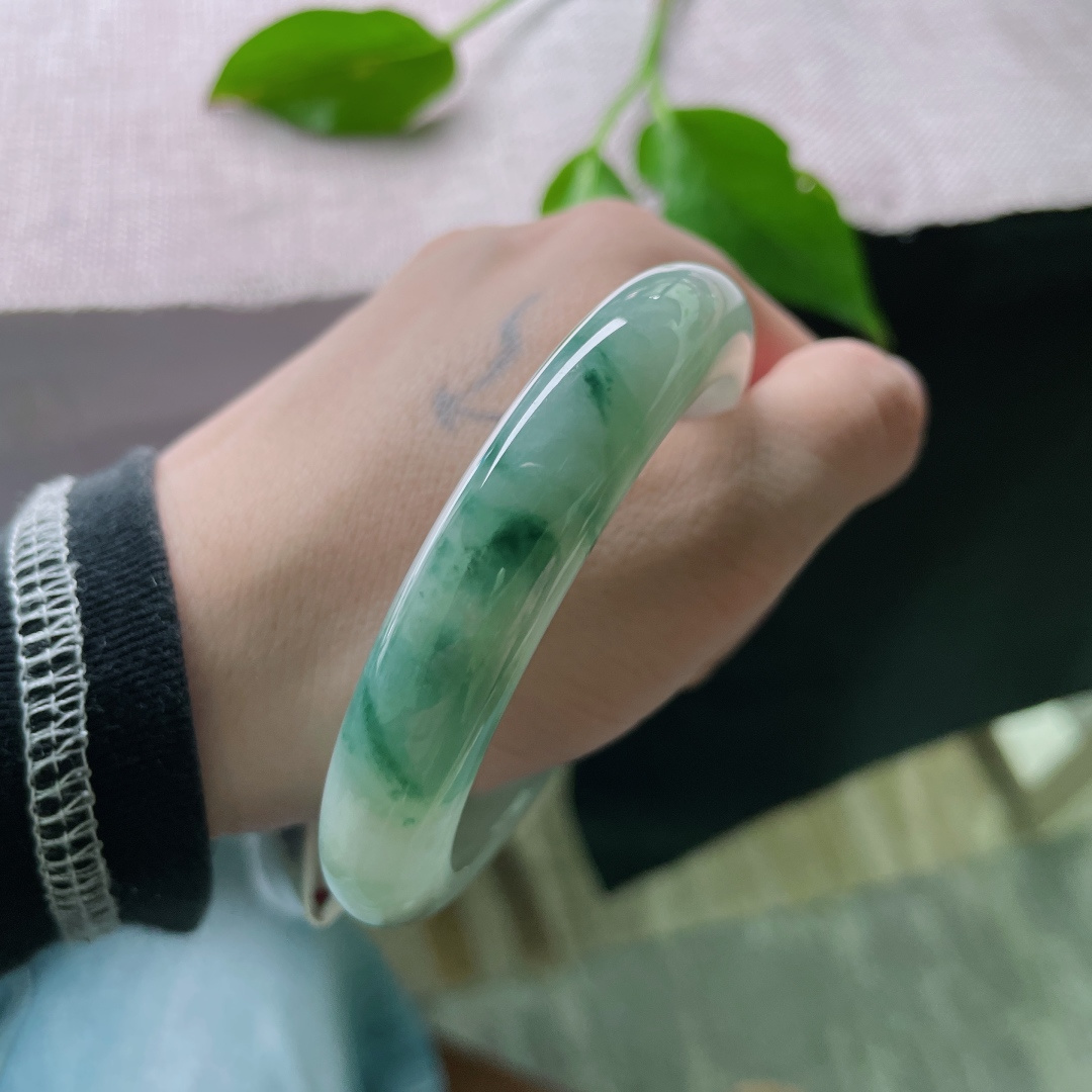飘花正圈，种老水足，花色灵动，上手温柔显贵，通勤约会都撑场面。有纹，ss53639a