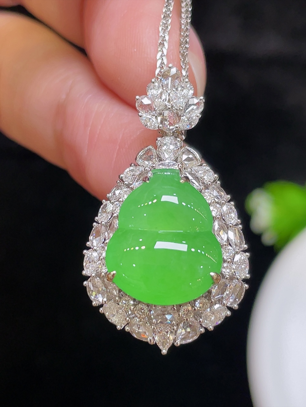 高冰阳绿，葫芦大件饱满，通透水润，玉质细腻，翠色鲜艳，18k金奢华钻石镶嵌，14.3-11.9-3.6