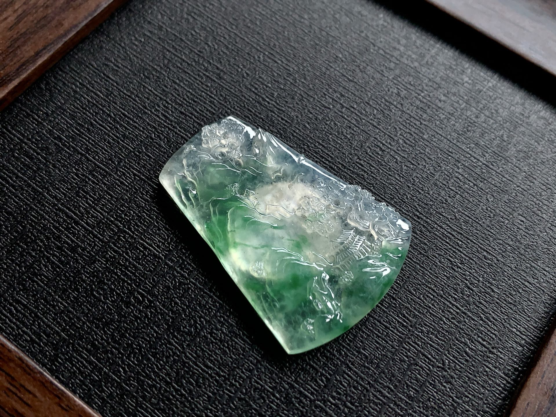 飘绿彩山水牌 尺寸：38.9×28×3.5