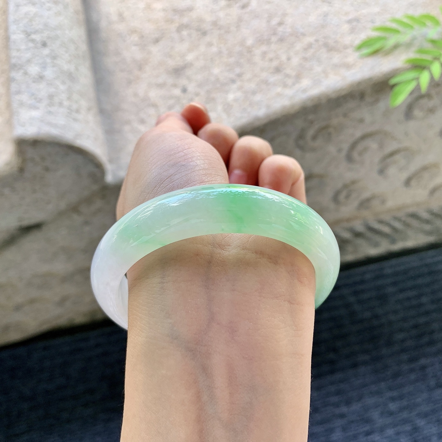 正圈57 58【编码】AN070336细糯飘绿，水润，种老，细腻，打灯有棉线