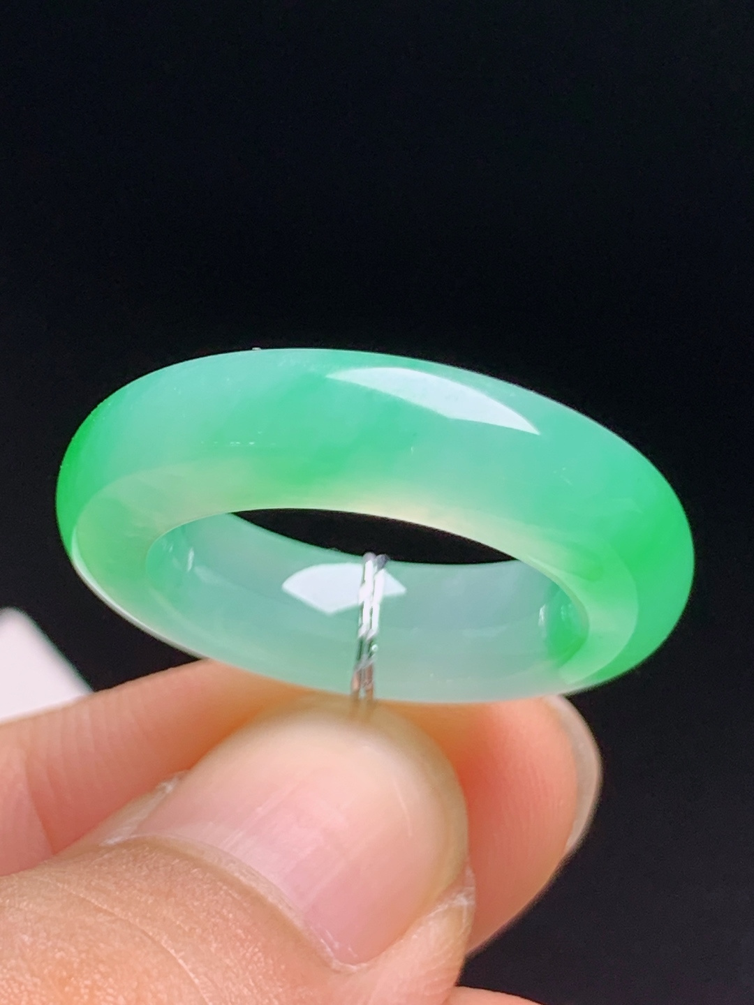 冰飘绿戒圈，色阳水润种老细腻，圆环圆满百搭大气 裸石25.3-5.8-4.6 圈口11 180629