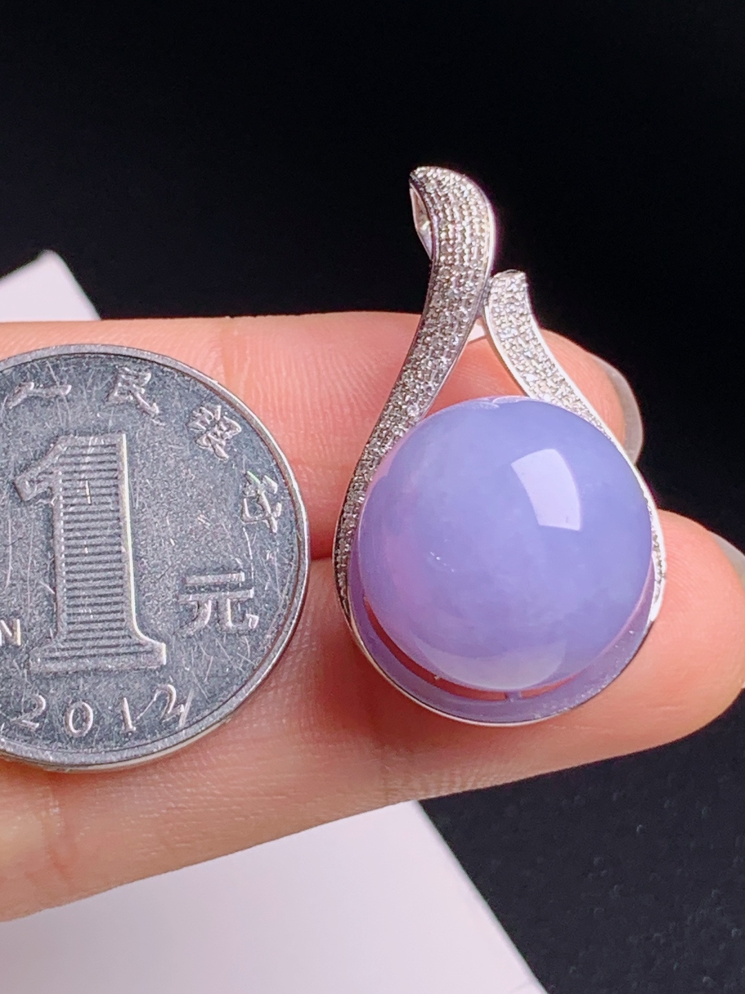 珠珠吊坠，种水饱满色泽浓郁，满钻豪华镶嵌，贵气大方