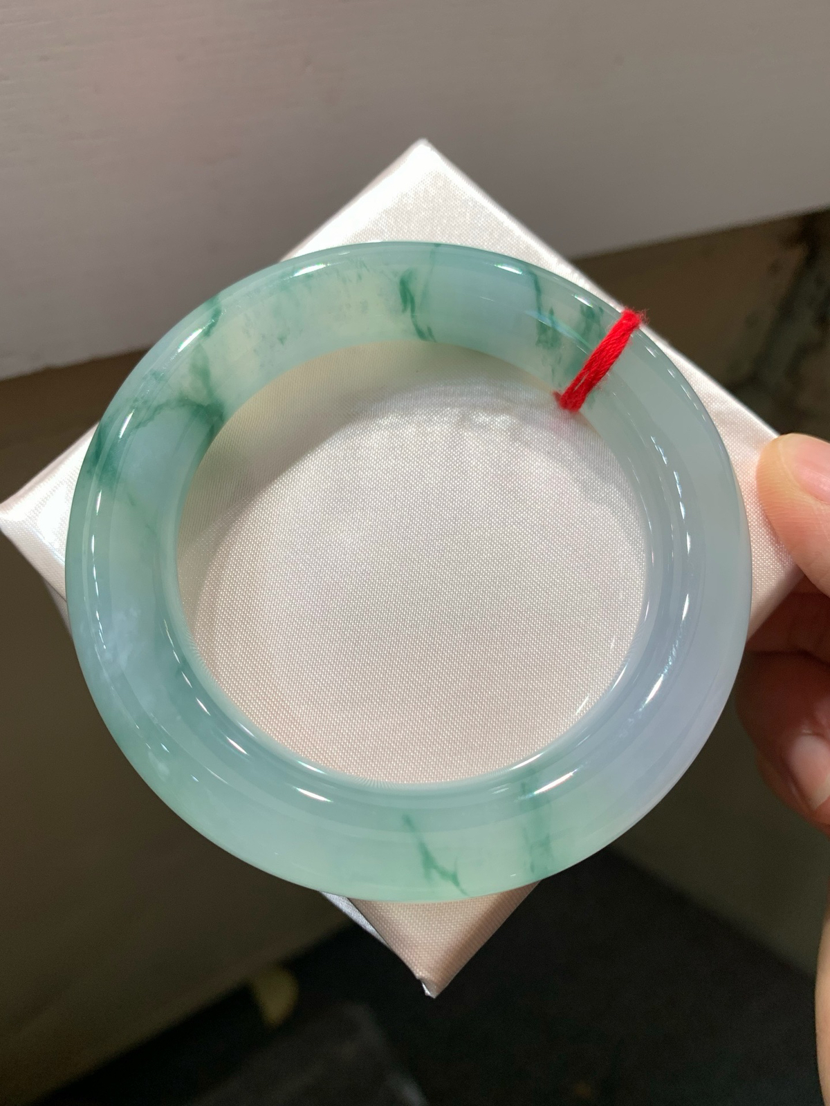 尺寸56.1/12.9/12.2，冰飘花圆条手镯
冰透水润颜色漂亮 种老 上手漂亮 瑞丽现货