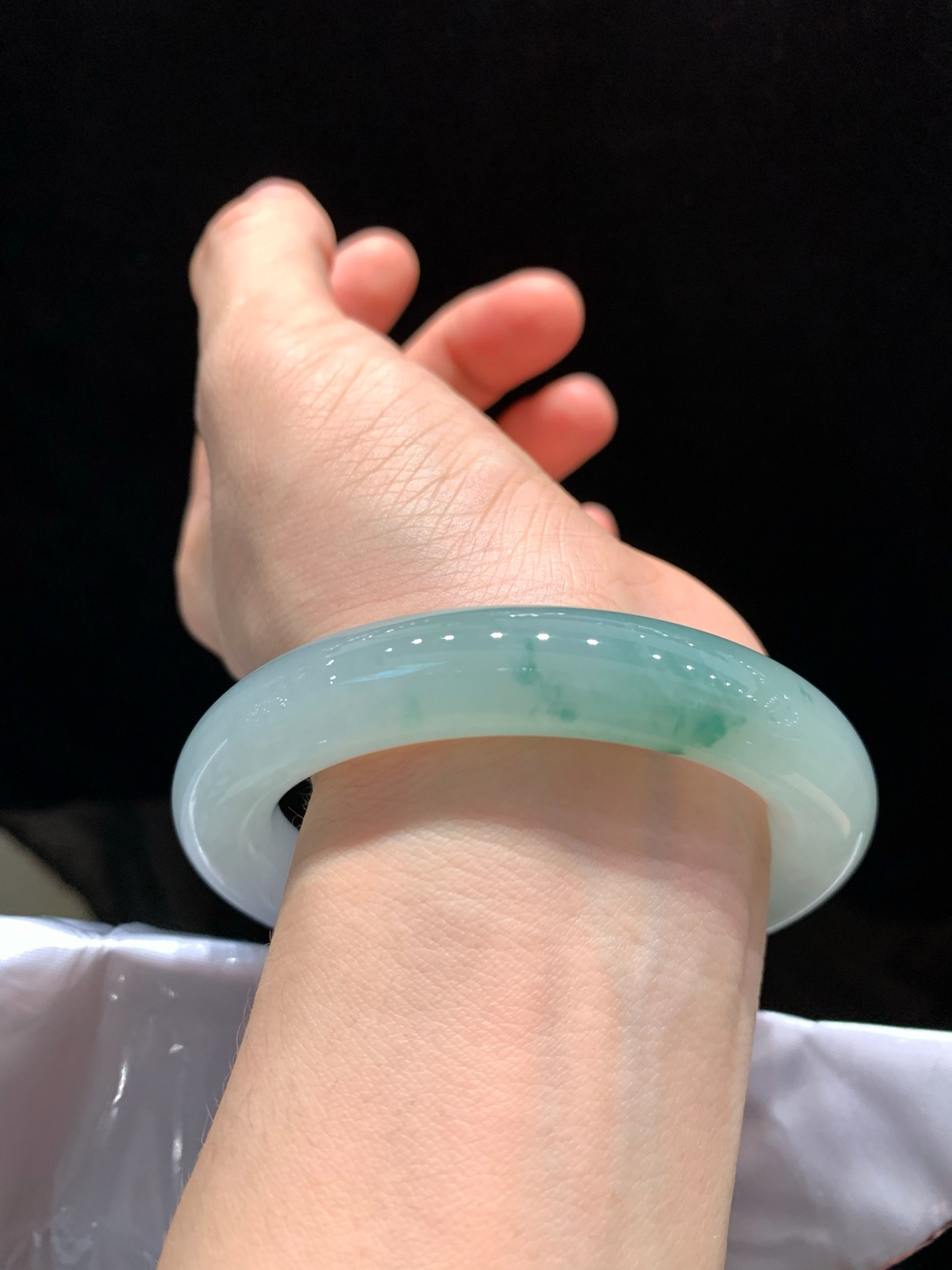 尺寸56.1/11.6，飘花圆条手镯
水润细腻 种老