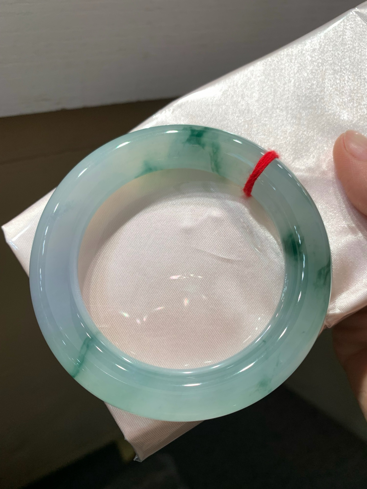 尺寸56.1/12.9/12.2，冰飘花圆条手镯
冰透水润颜色漂亮 种老 上手漂亮 瑞丽现货