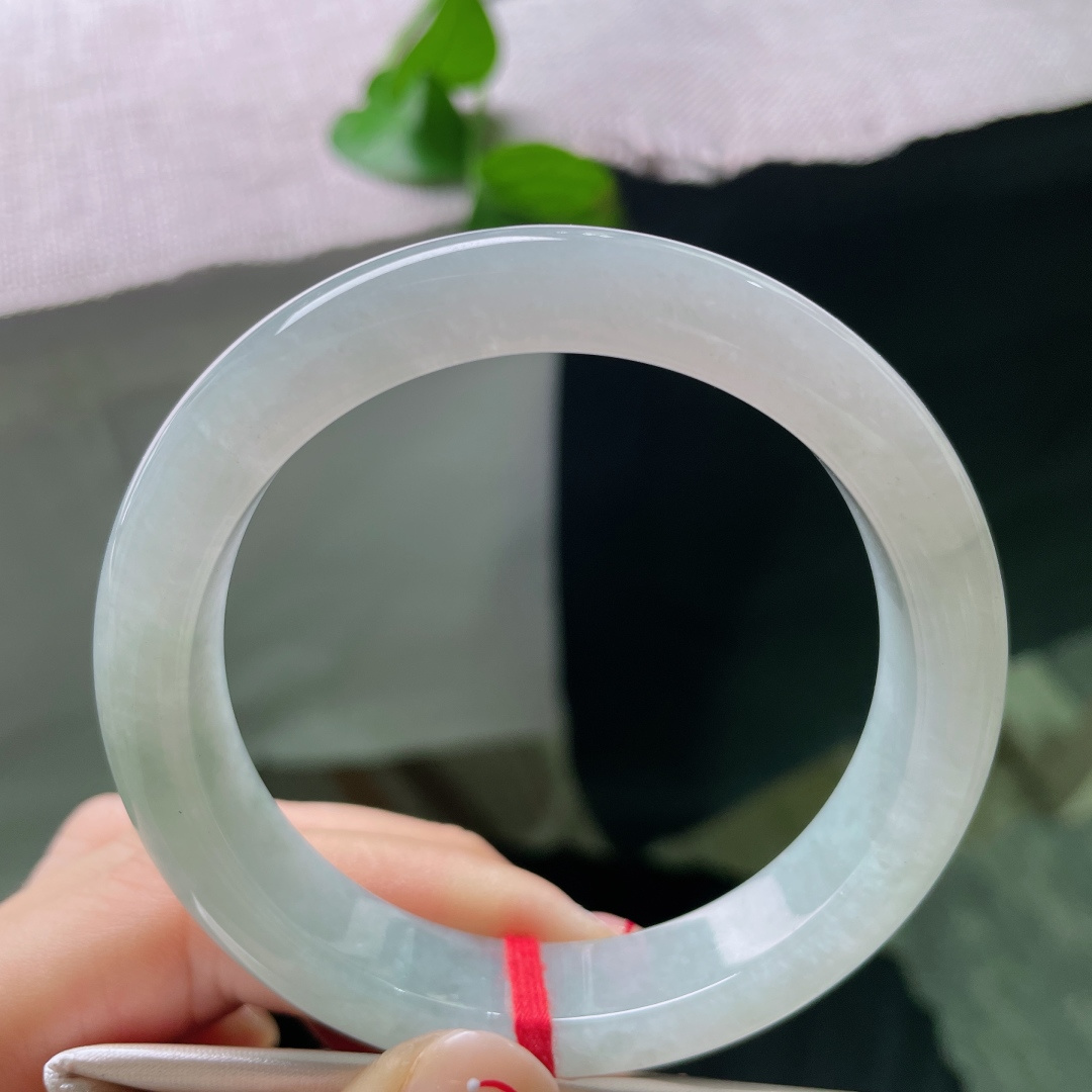 56.2/12.2/8.8，绿底正圈，无裂，种老水头足，玉质细腻匀润，胶感温润柔和，底色清透干净。ss52526a